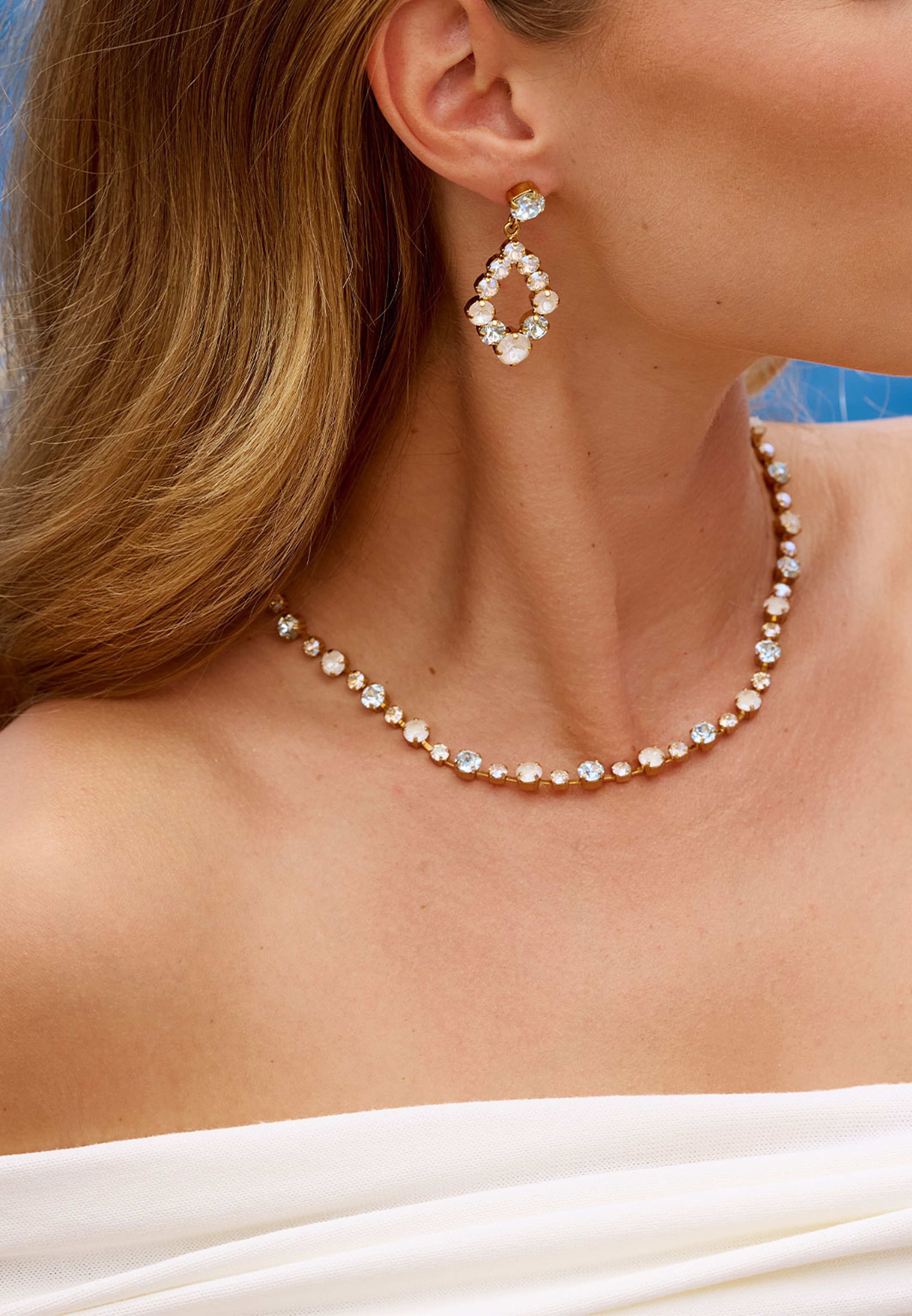 MINI DELIA EARRINGS, från Caroline Svedbom, i färgen Rhodium. Klicka för att öppna bilden i stort format