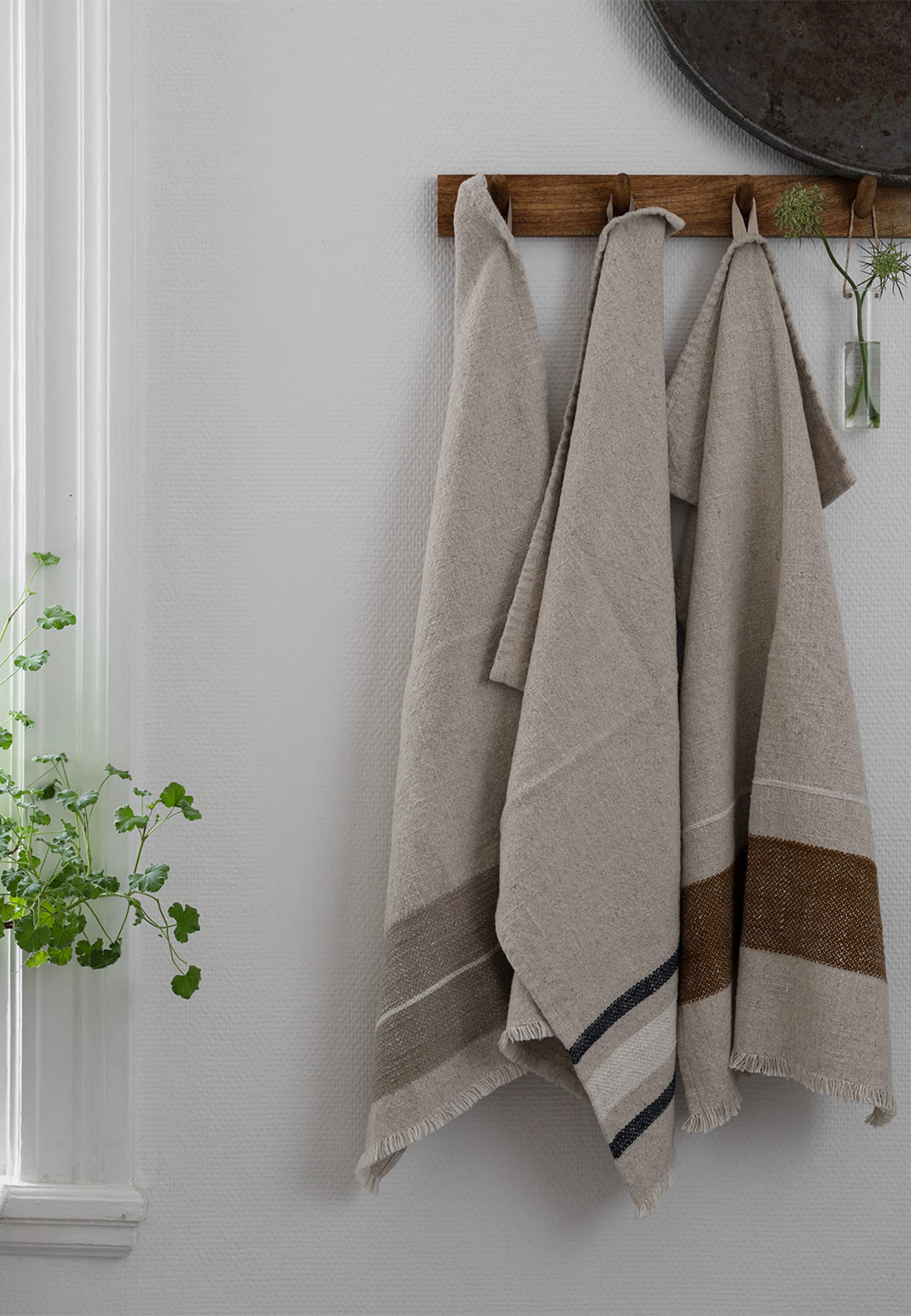 Kökshandduk, från ERNST, i färgen Natur/Kola/Vit. Klicka för att öppna bilden i stort format