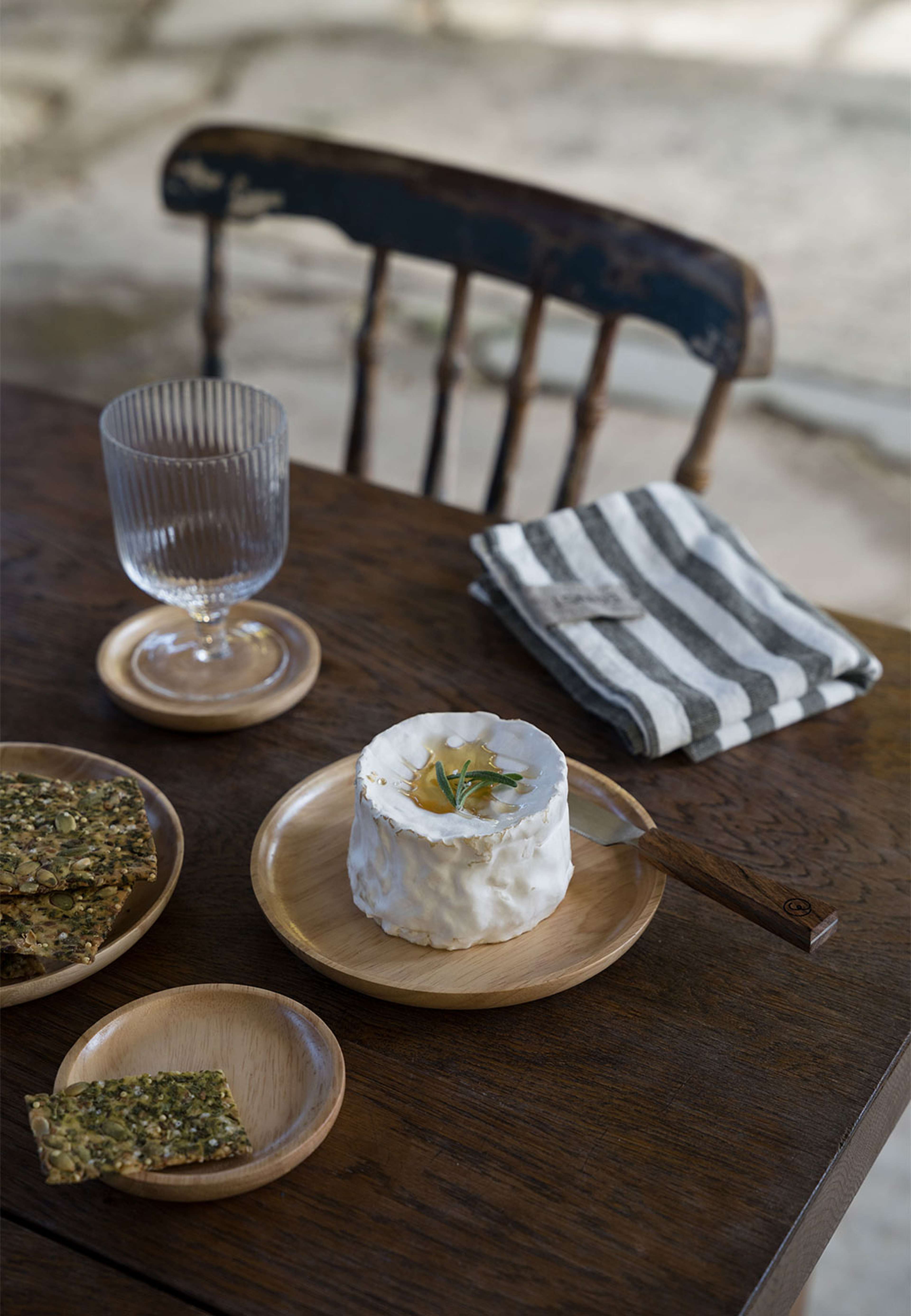 Bricka, från ERNST, i färgen Ljust Trä. Klicka för att öppna bilden i stort format