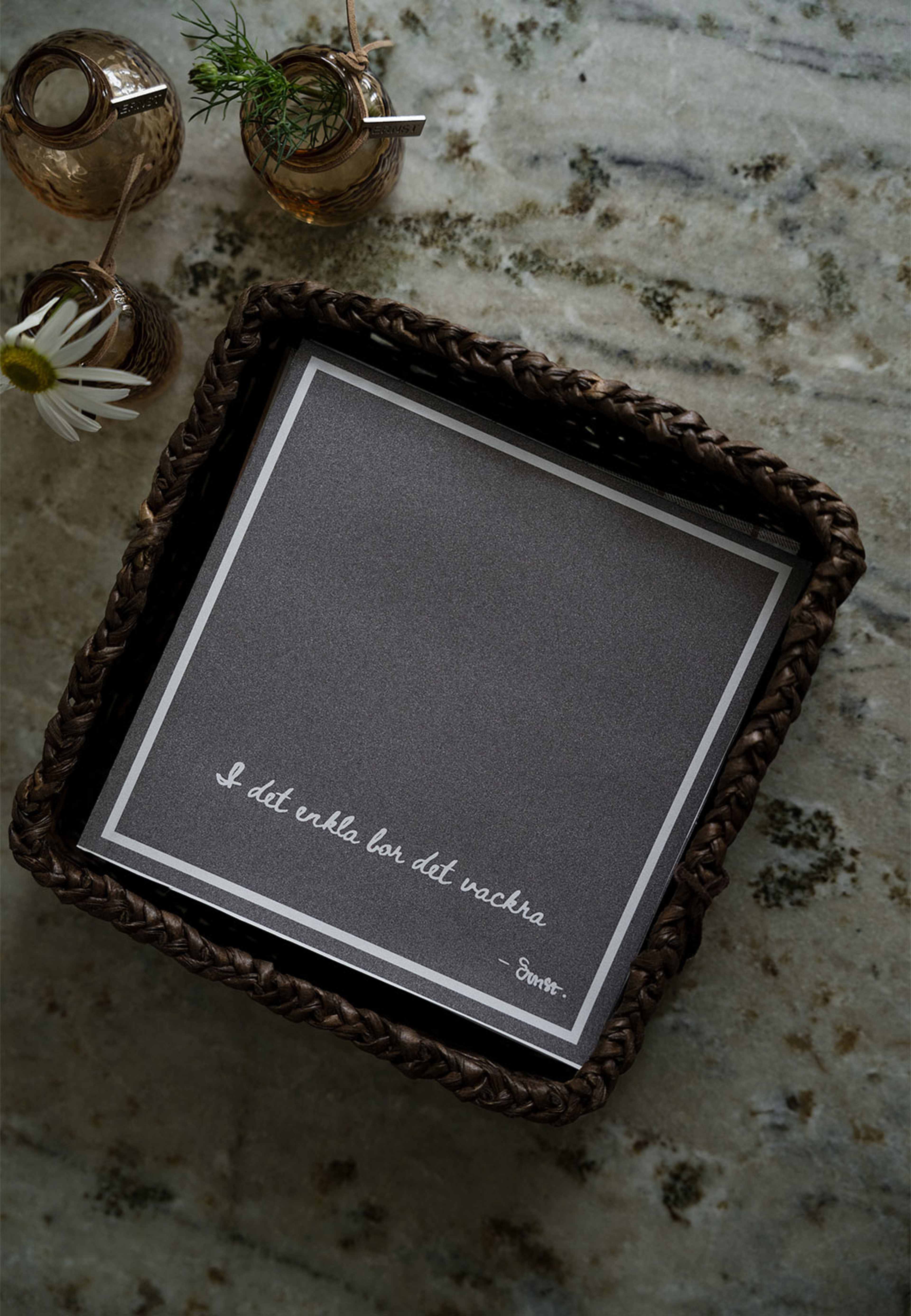 Servett "I det enkla", från ERNST, i färgen Mullvad. Klicka för att öppna bilden i stort format