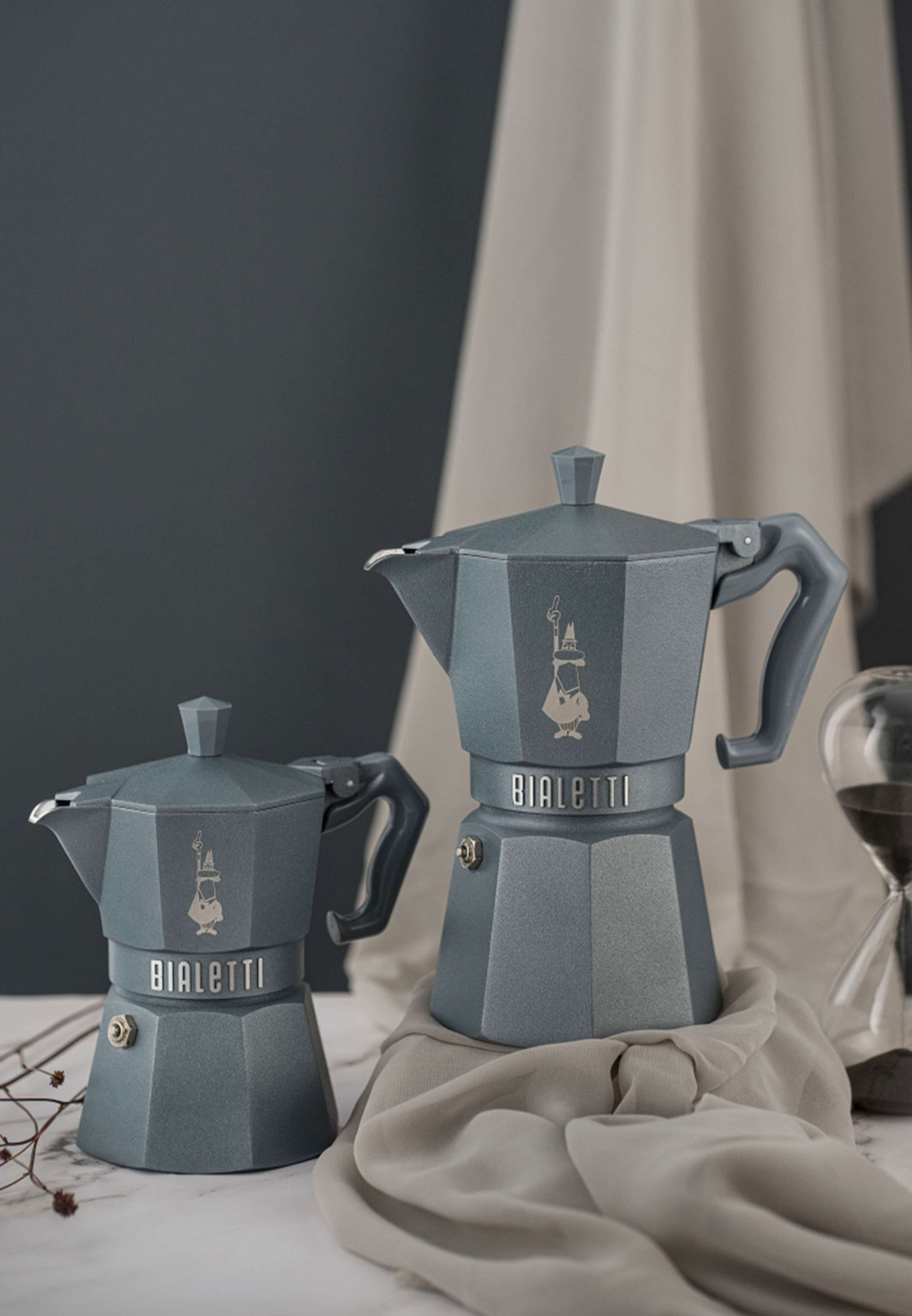 Kokare 6 kopp MOKA EXCLUSIVE INDUCTION Grå BIALETTI®, från Bialetti, i färgen Silver Grey. Klicka för att öppna bilden i stort format