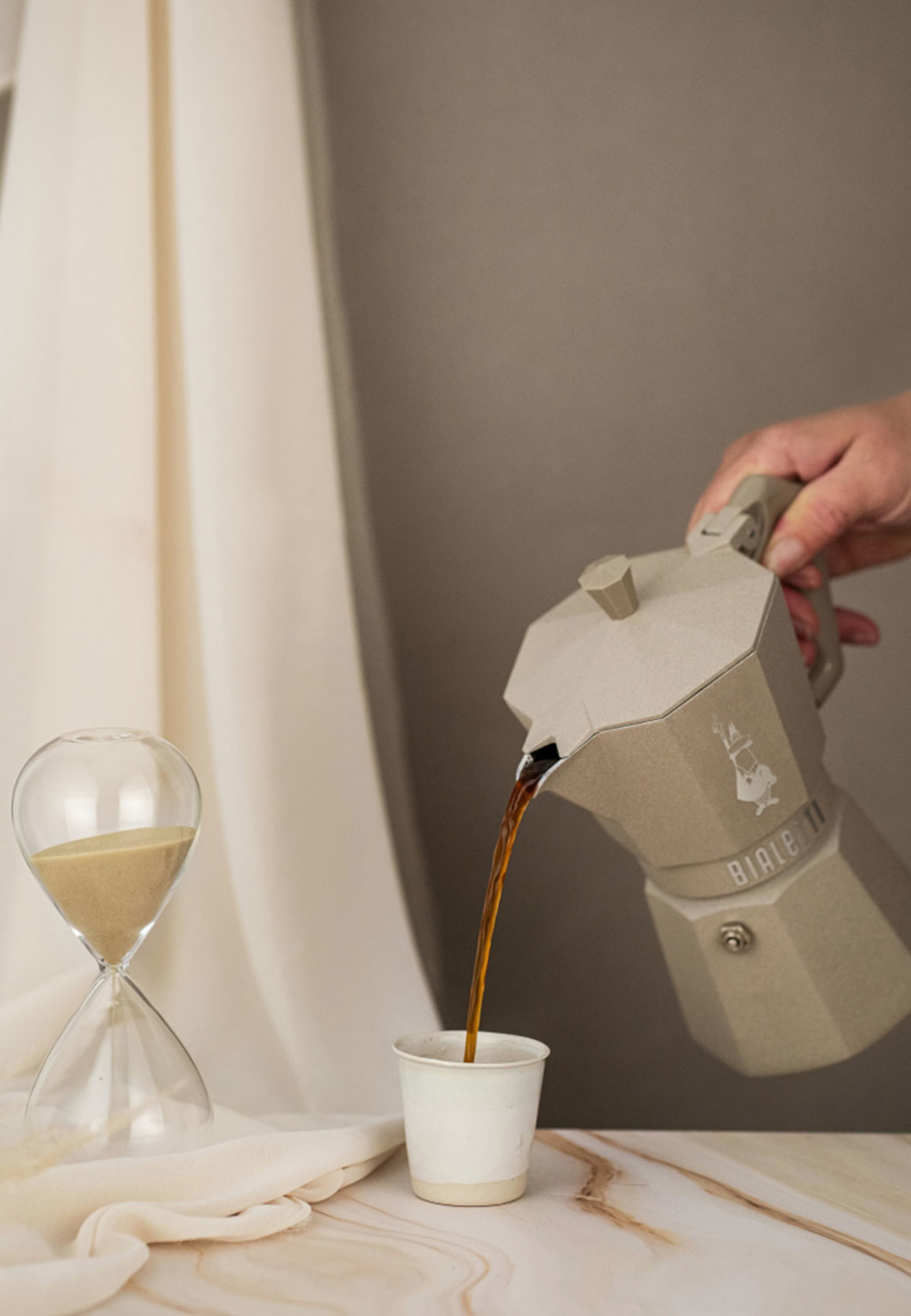 Kokare 6 kopp MOKA EXCLUSIVE INDUCTION Desert BIALETTI®, från Bialetti, i färgen Grey. Klicka för att öppna bilden i stort format