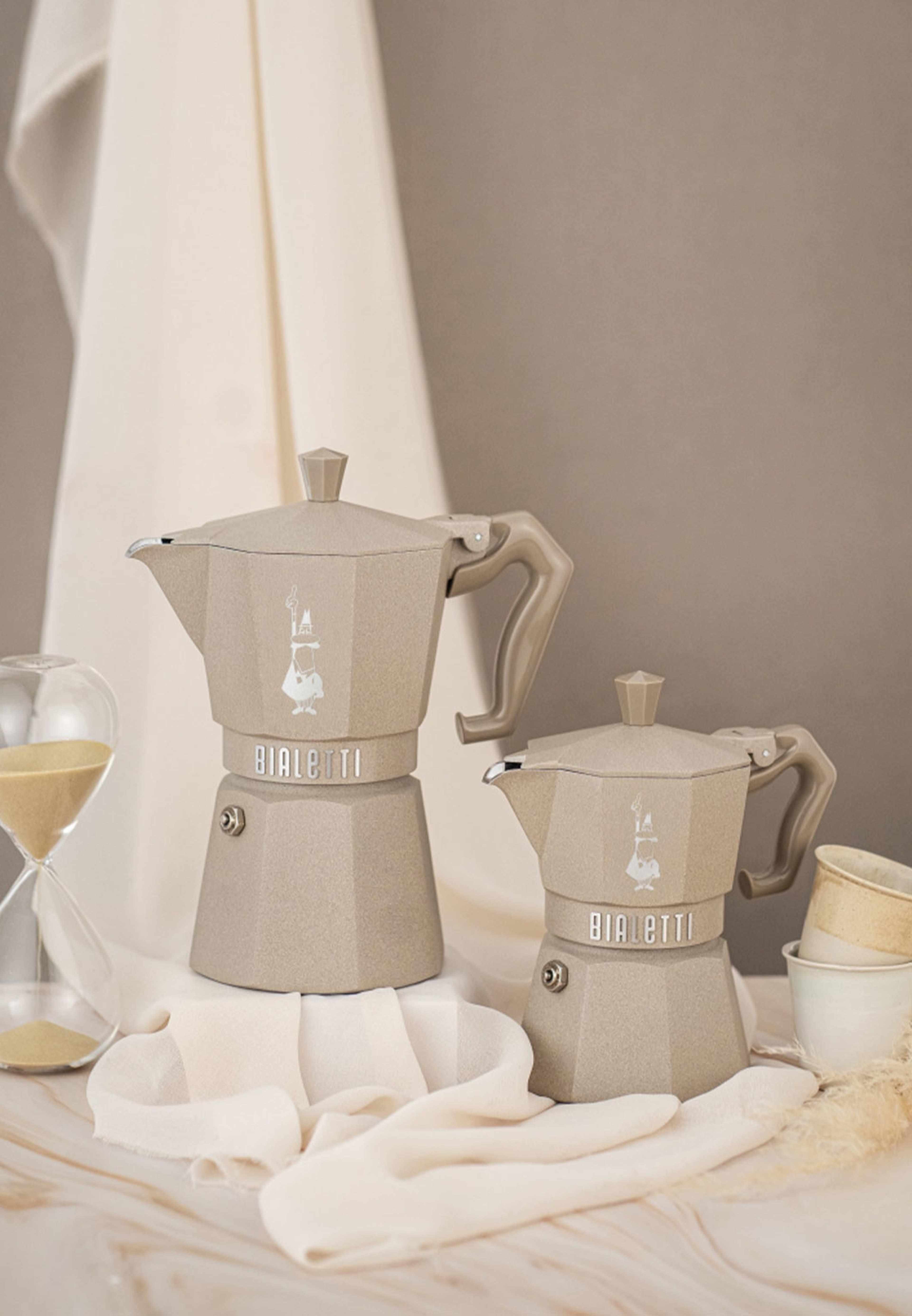 Kokare 3 kopp MOKA EXCLUSIVE INDUCTION Desert BIALETTI®, från Bialetti, i färgen Desert. Klicka för att öppna bilden i stort format