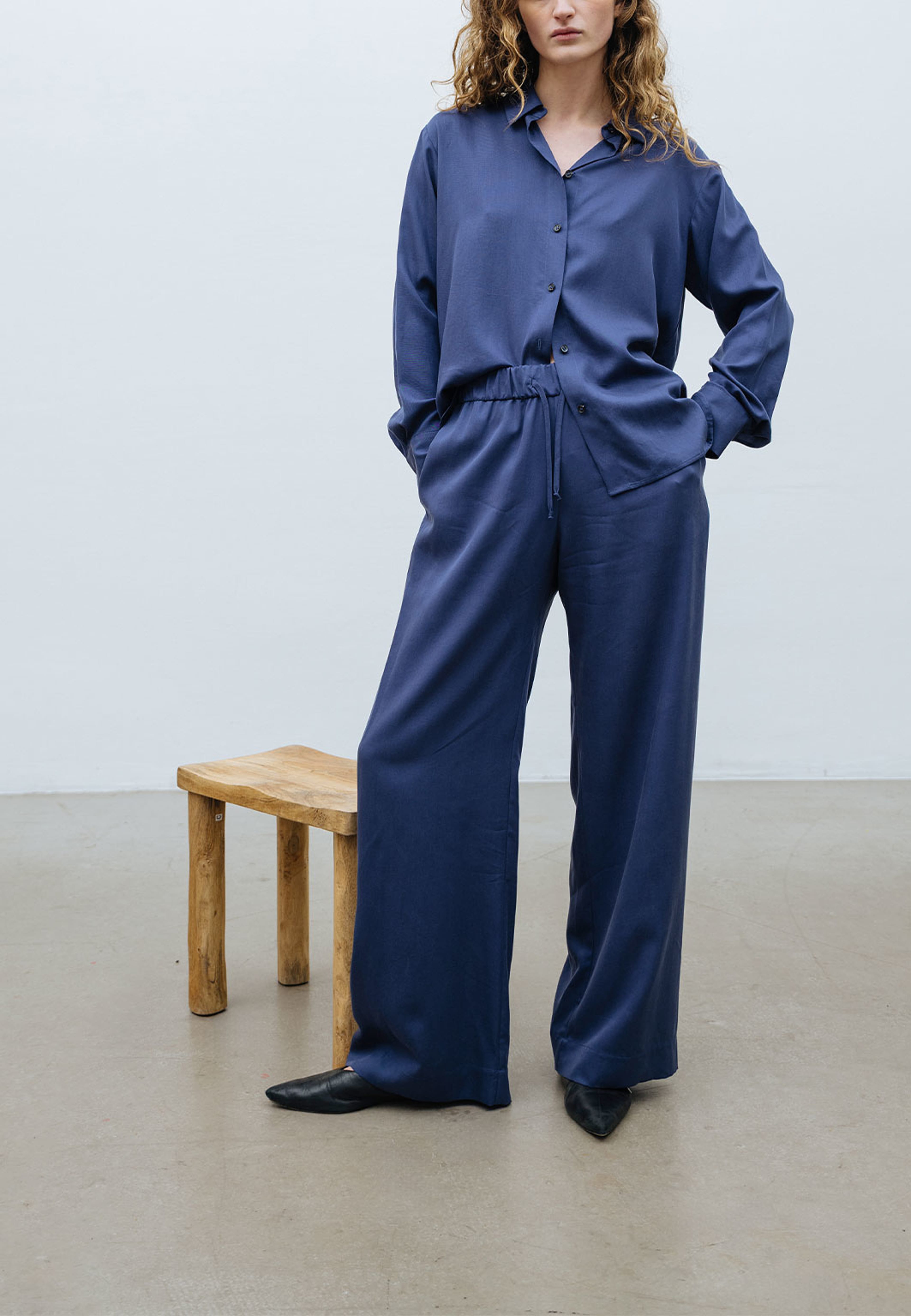 Vacant Pants Lyocell, från A Part Of The Art, i färgen Ocean Blue. Klicka för att öppna bilden i stort format