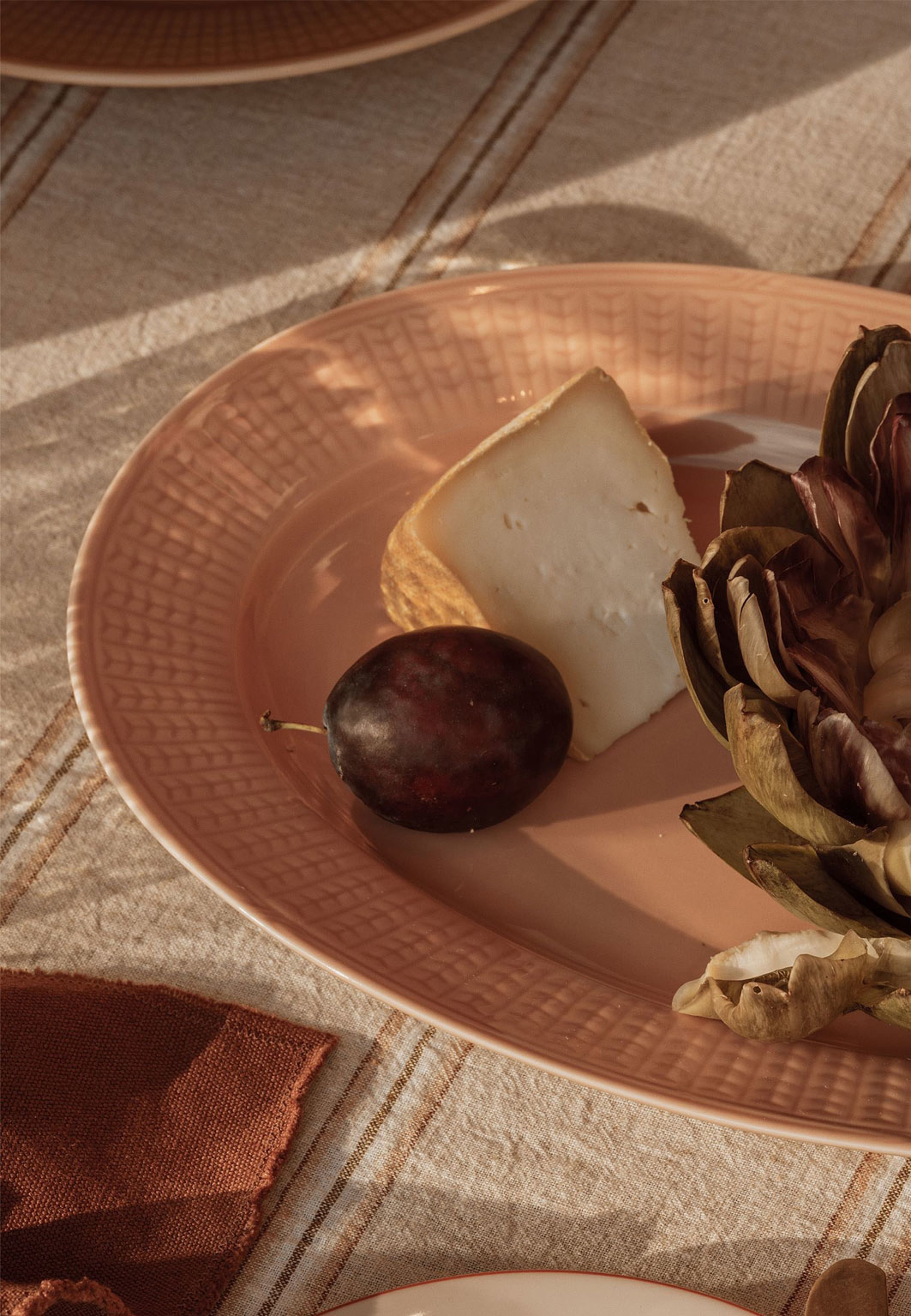 Swedish Grace fat oval 32 cm jubilee, från Rörstrand, i färgen Karamell. Klicka för att öppna bilden i stort format