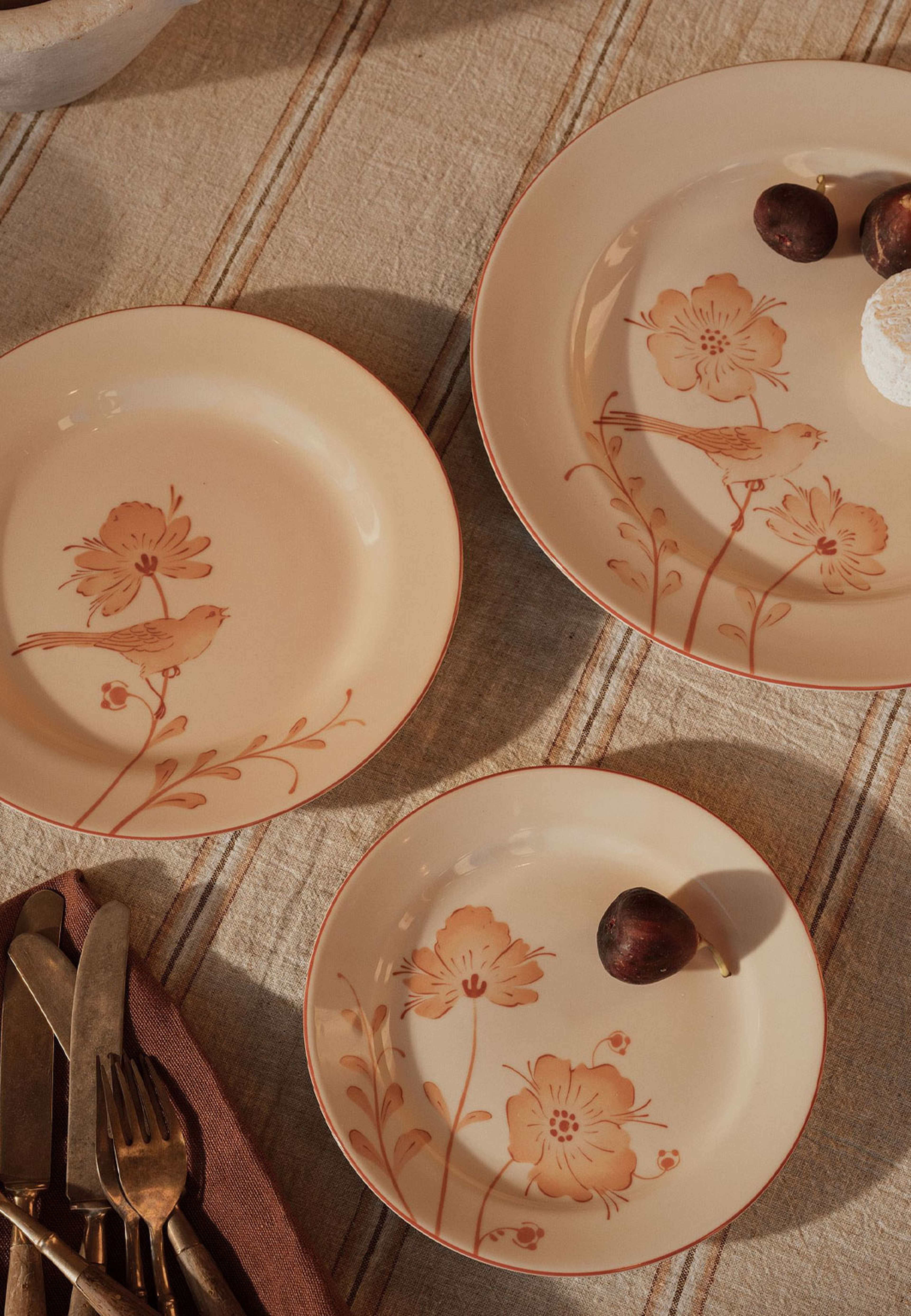 Fågel tallrik 21 cm jubilee, från Rörstrand, i färgen Karamell. Klicka för att öppna bilden i stort format