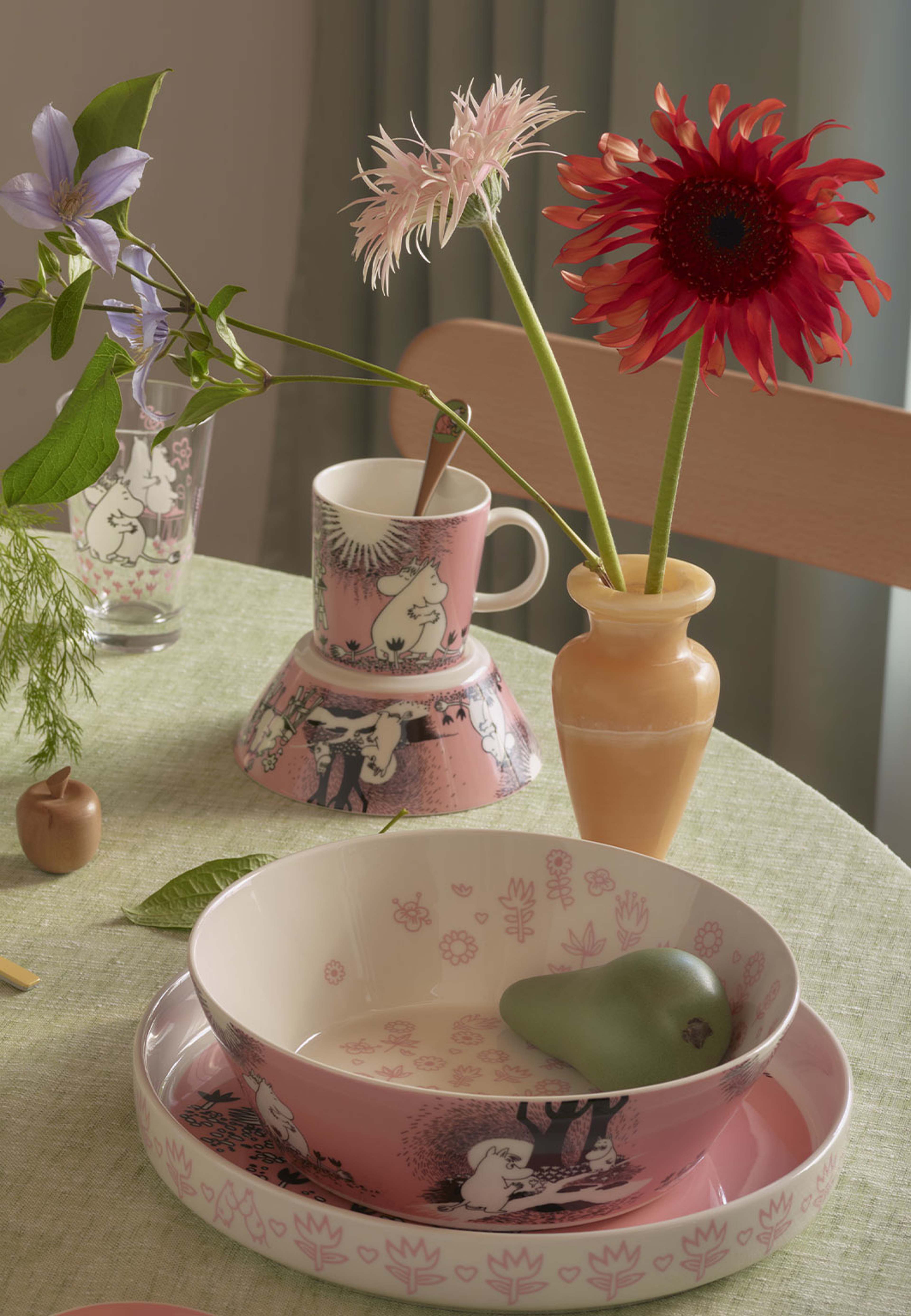 Mumin pajform 28cm Kärlek 30, från Arabia, i färgen Rosa. Klicka för att öppna bilden i stort format