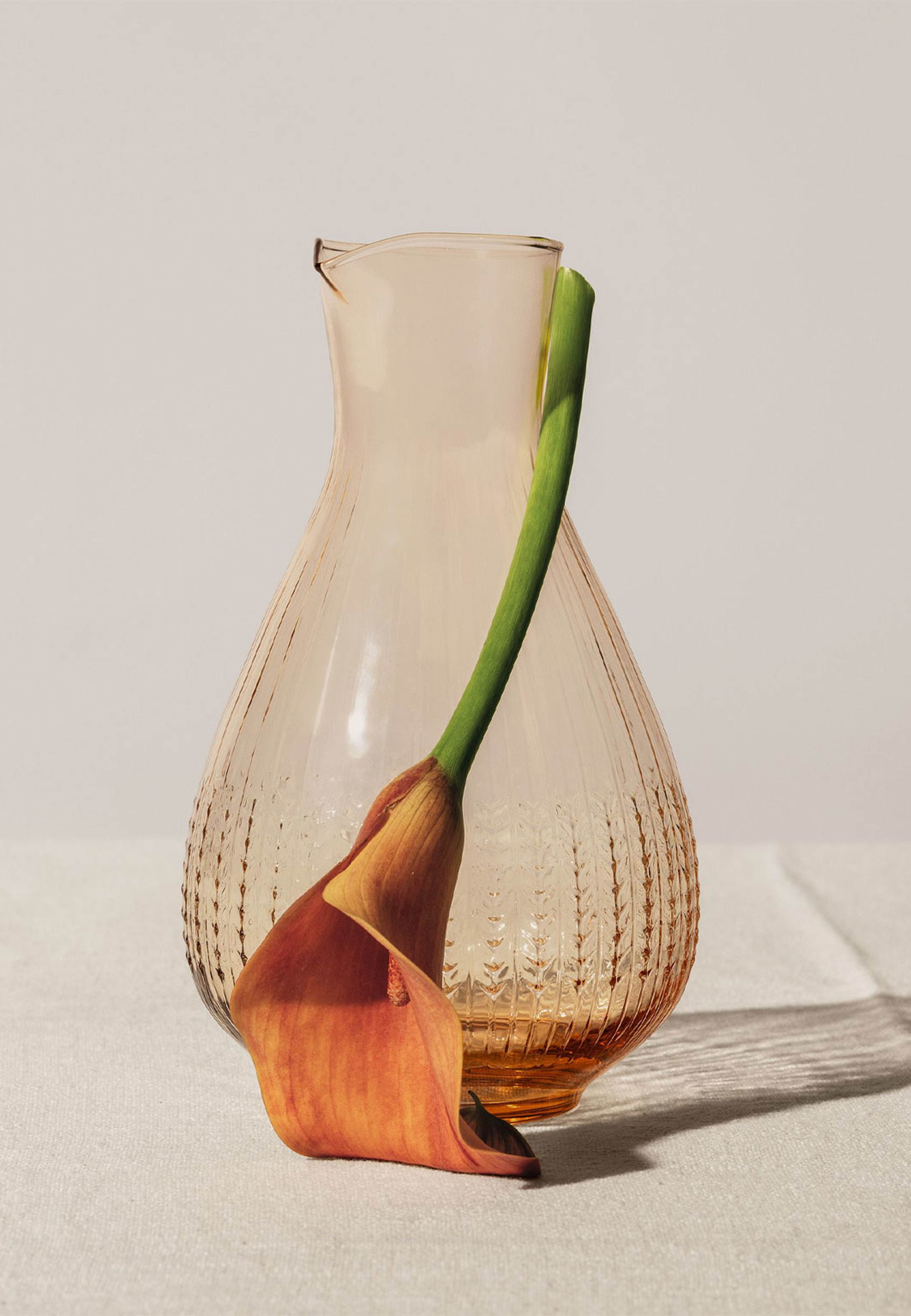 Swedish grace karaff 100 cl jubilee, från Rörstrand, i färgen Karamell. Klicka för att öppna bilden i stort format