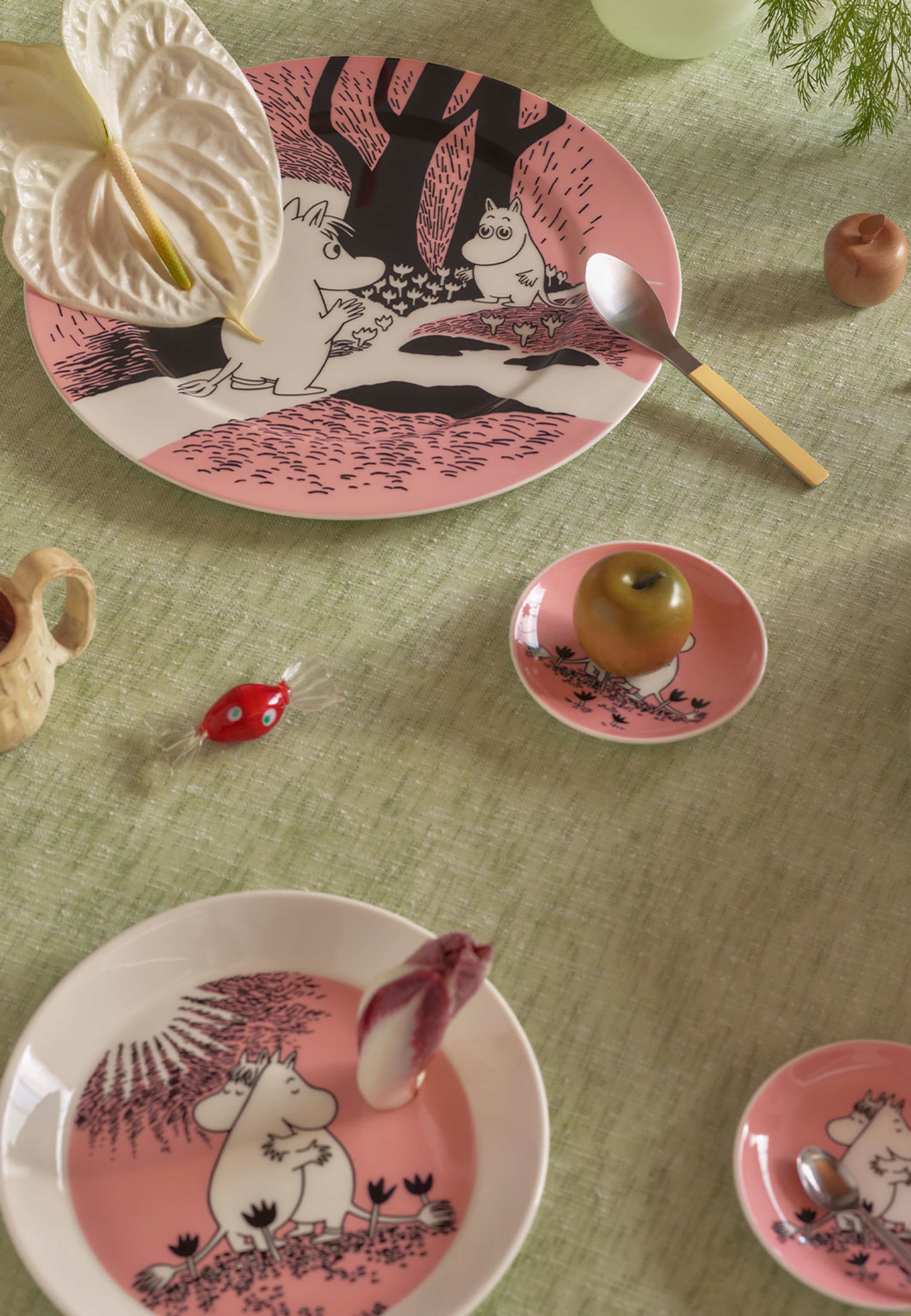 Mumin tallrik 19cm Kärlek 30, från Arabia, i färgen Rosa. Klicka för att öppna bilden i stort format