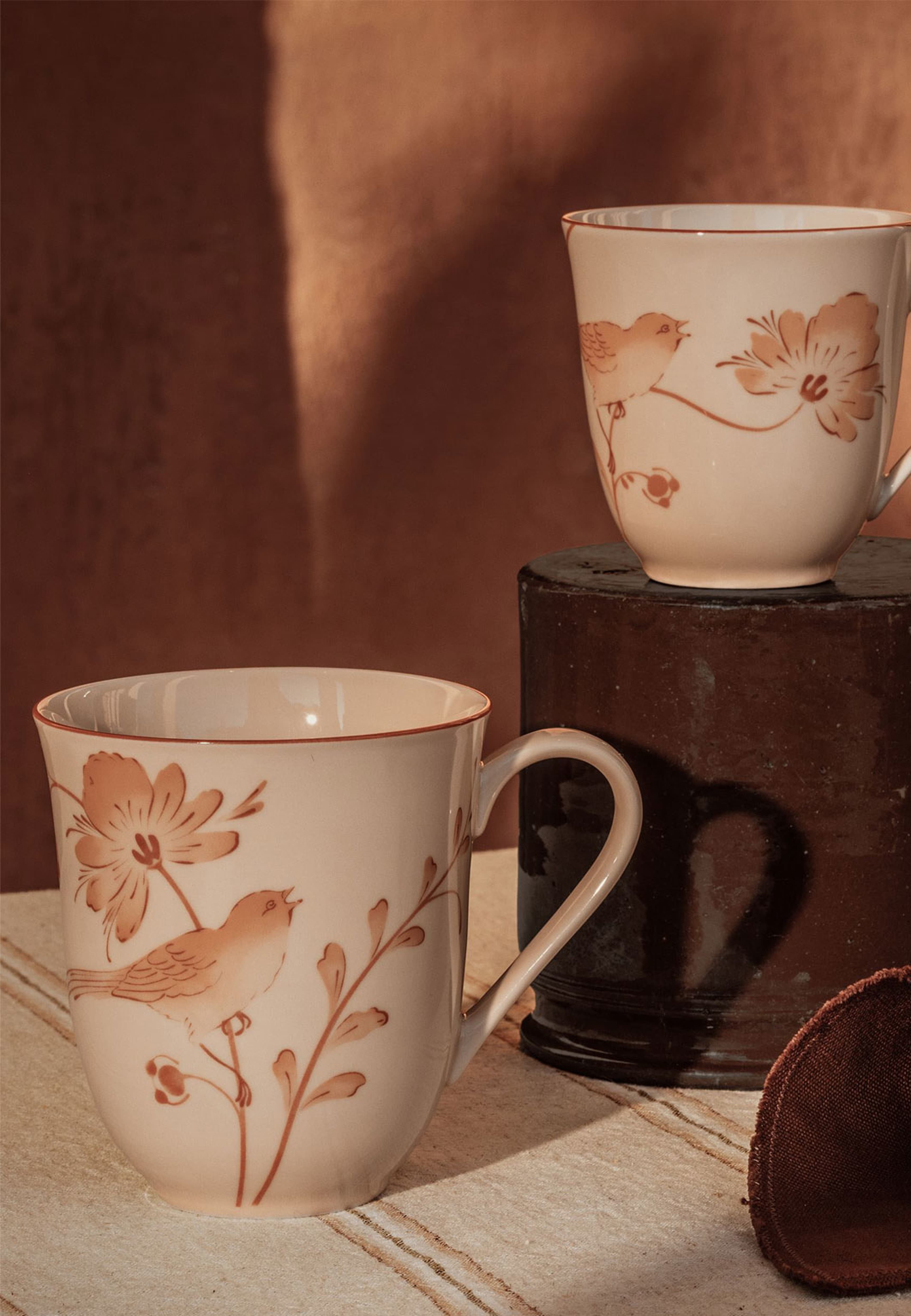 Fågel mugg 50 cl jubilee, från Rörstrand, i färgen Karamell. Klicka för att öppna bilden i stort format