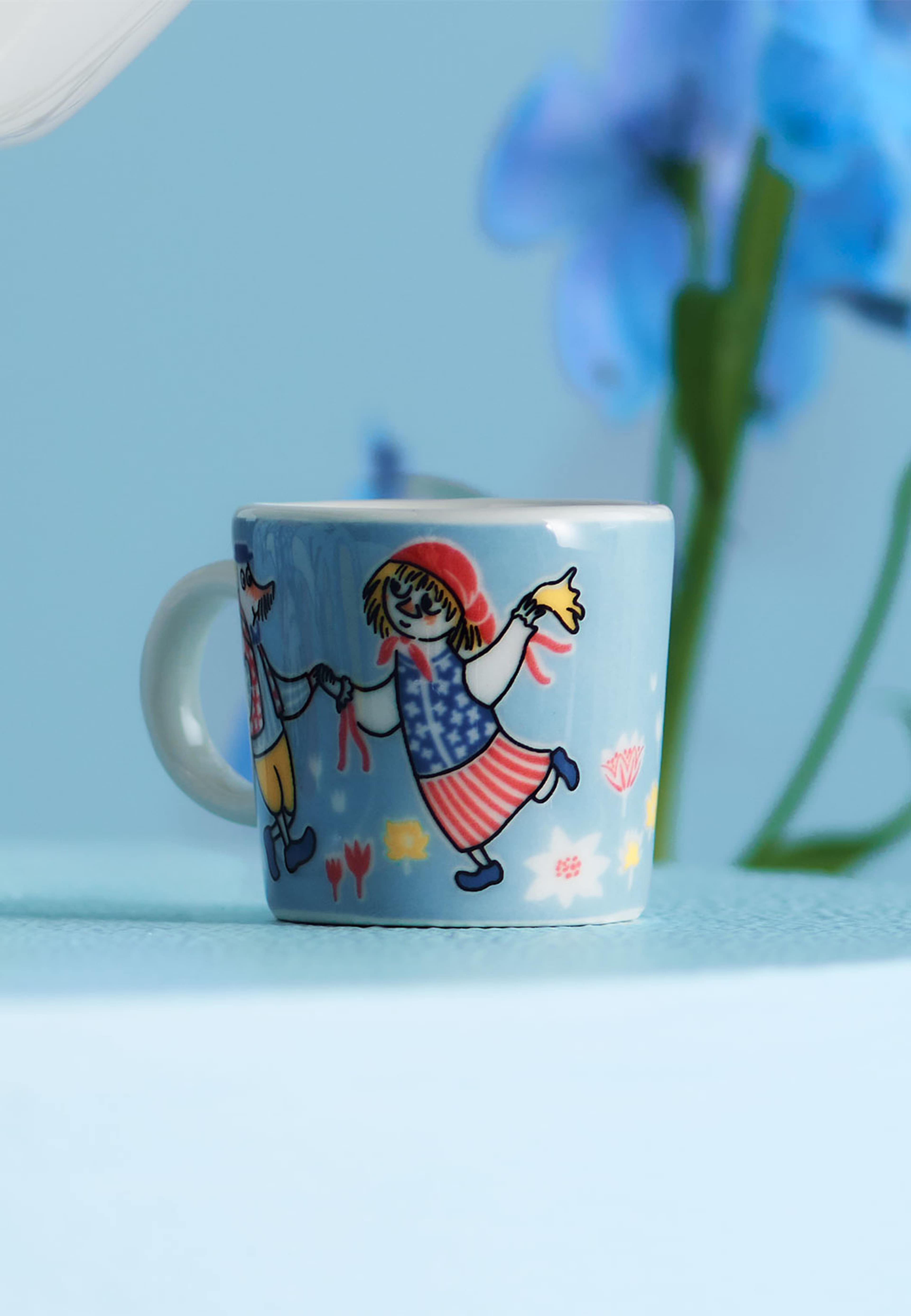 Mumin mini mugg Sommardans, från Arabia, i färgen Flerfärgad. Klicka för att öppna bilden i stort format