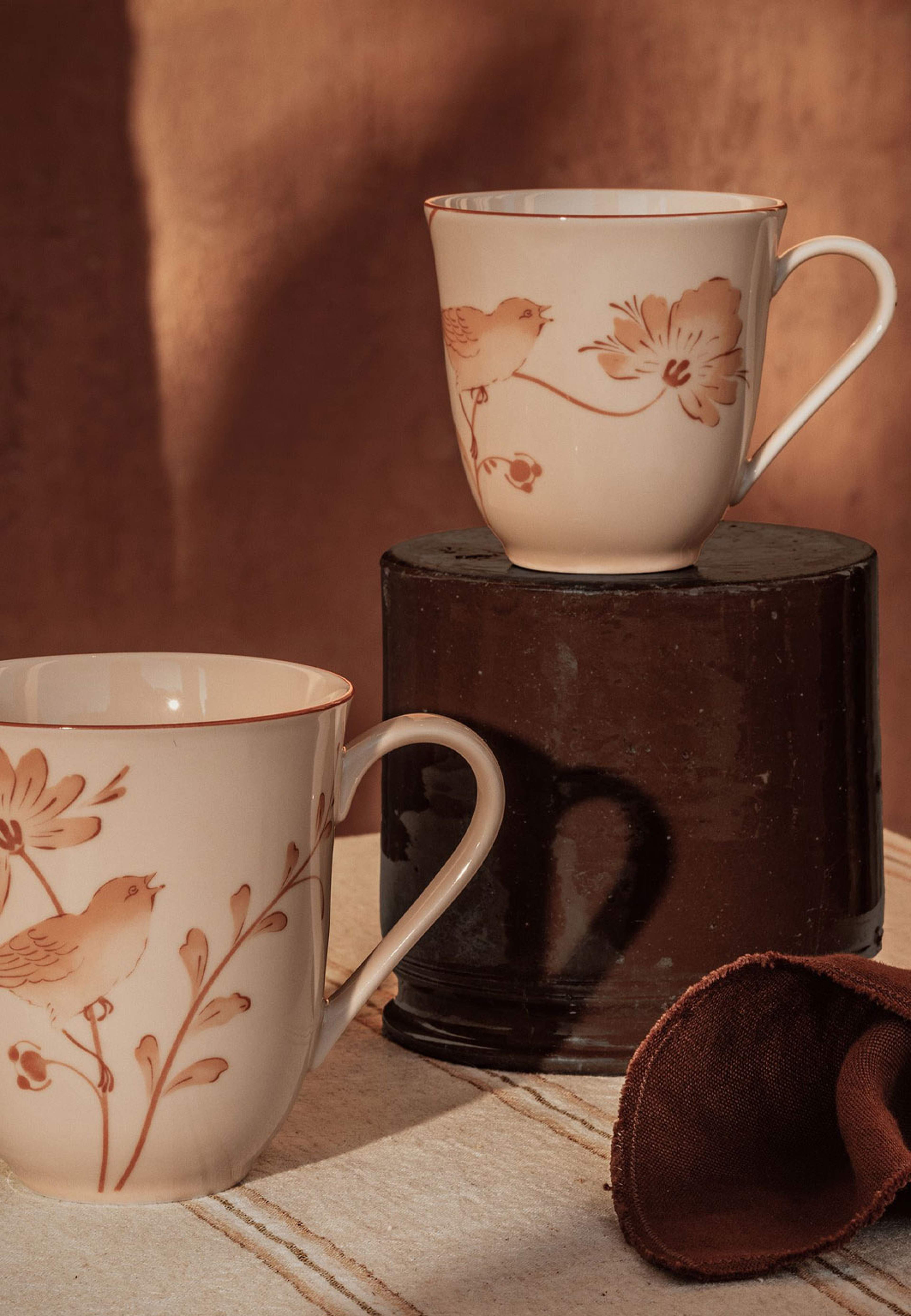 Fågel mugg 30 cl jubilee, från Rörstrand, i färgen Karamell. Klicka för att öppna bilden i stort format