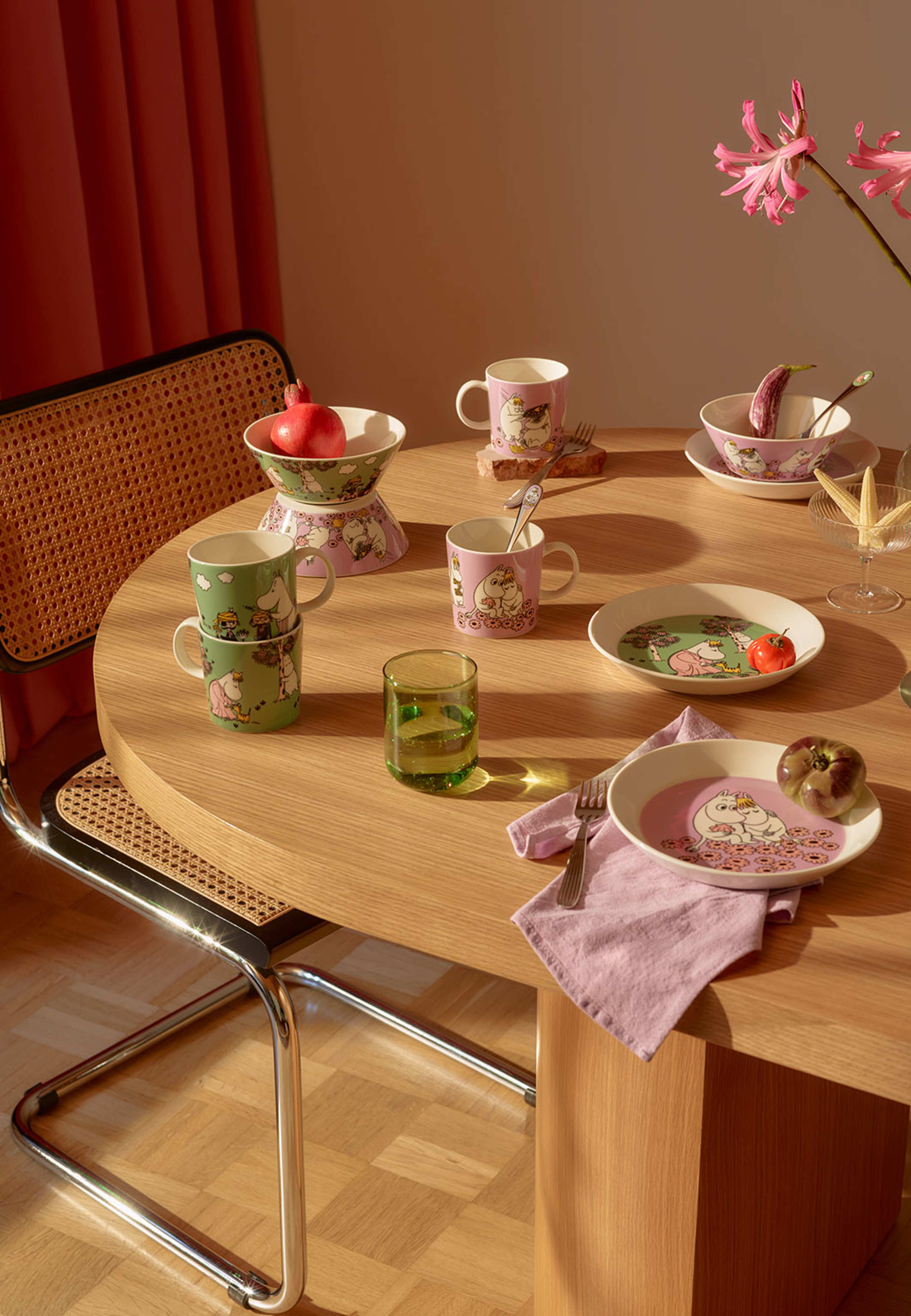 Mumin tallrik 19cm Förälskade, från Arabia, i färgen Lila. Klicka för att öppna bilden i stort format