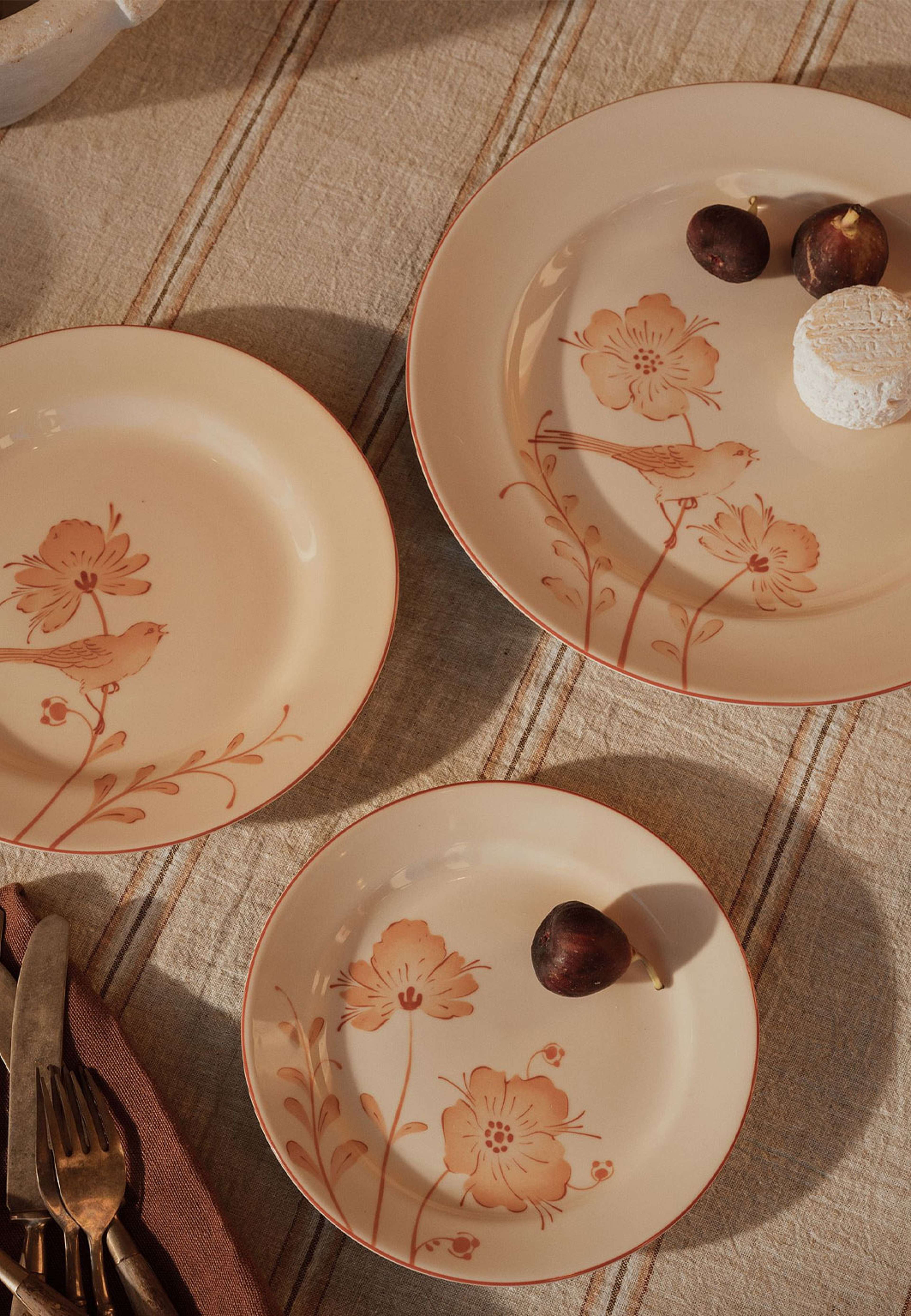 Fågel tallrik 18 cm jubilee, från Rörstrand, i färgen Karamell. Klicka för att öppna bilden i stort format