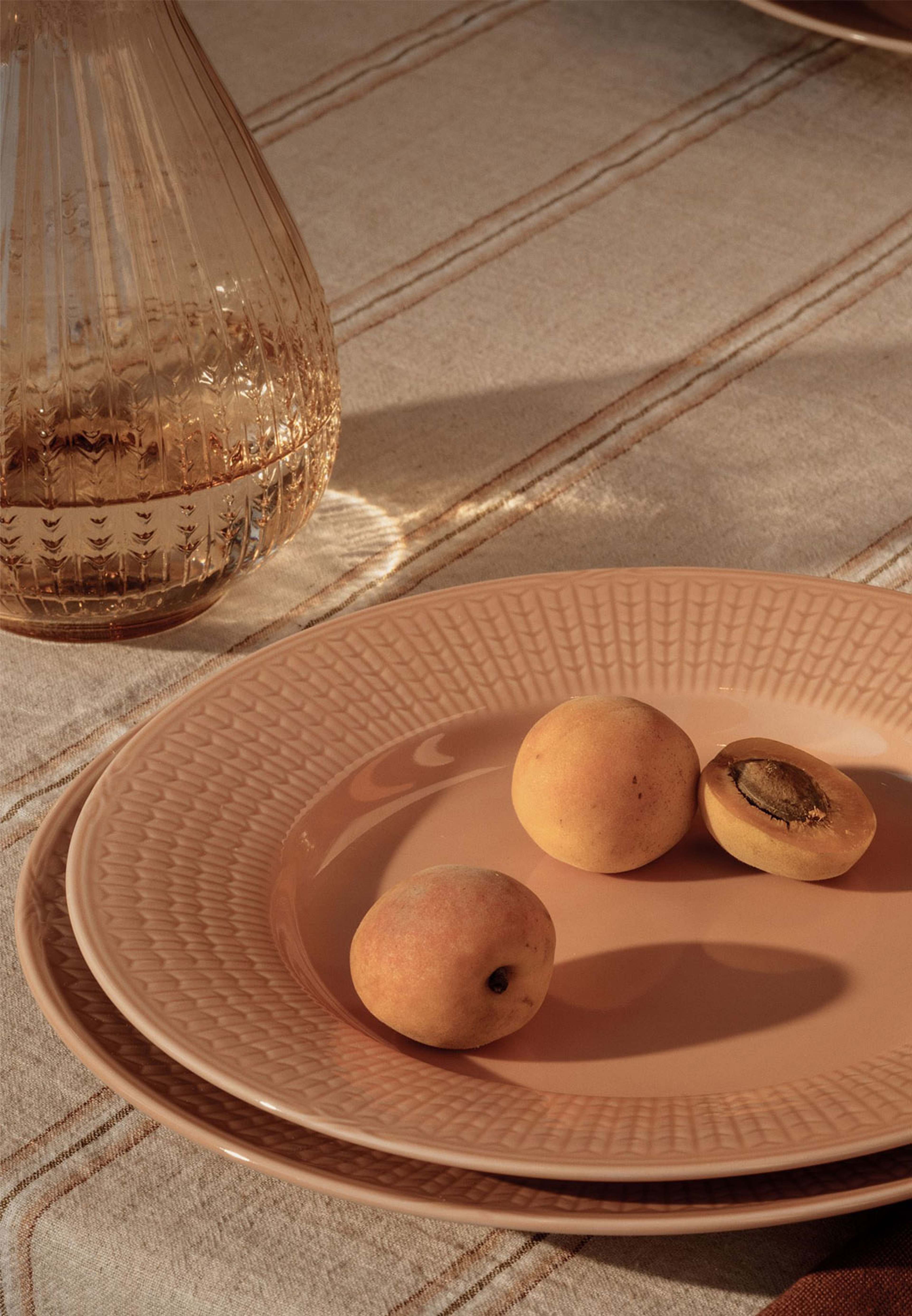 Swedish Grace tallrik 24cm jubilee, från Rörstrand, i färgen Karamell. Klicka för att öppna bilden i stort format