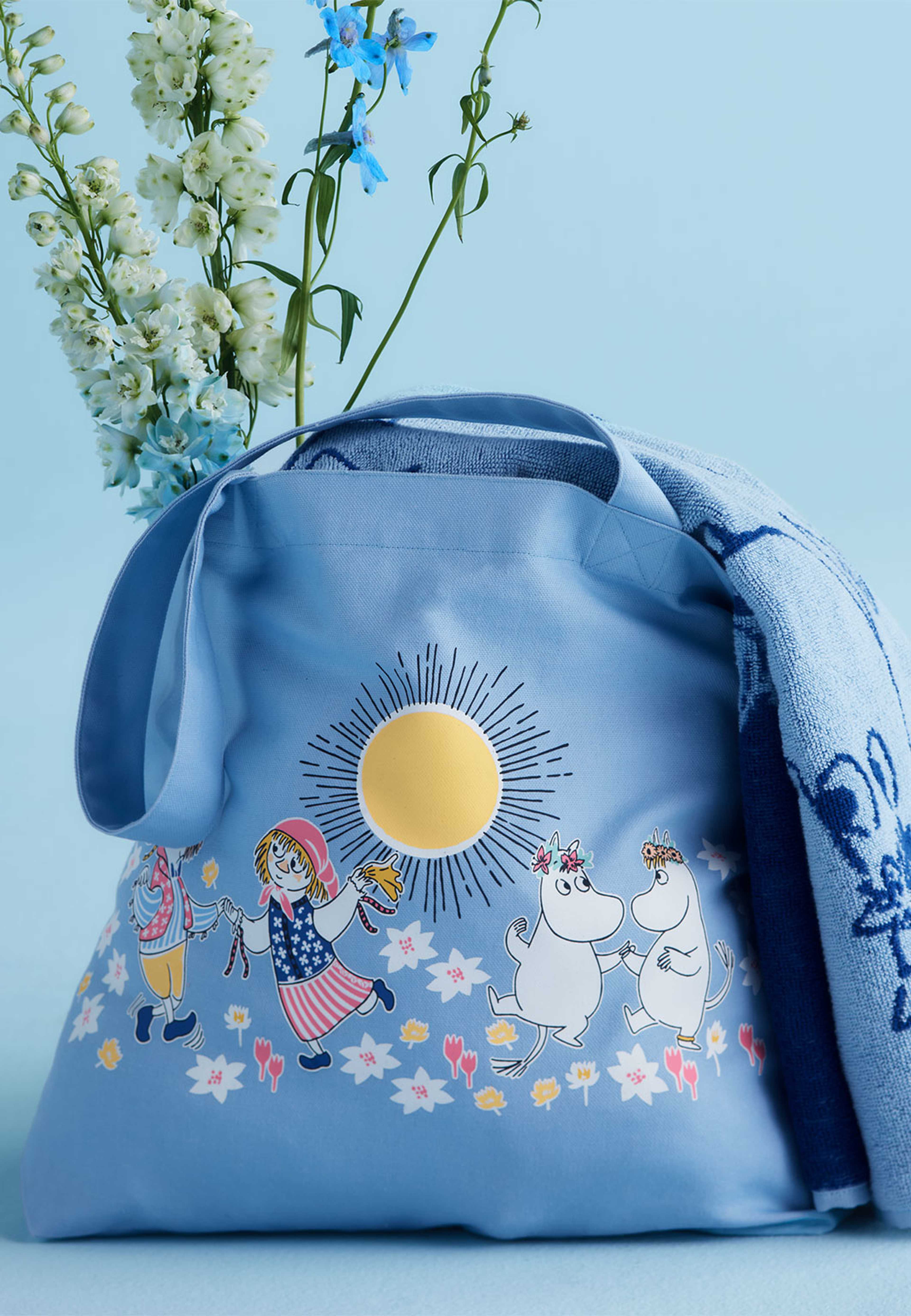 Mumin tygväska Sommardans, från Arabia, i färgen Flerfärgad. Klicka för att öppna bilden i stort format