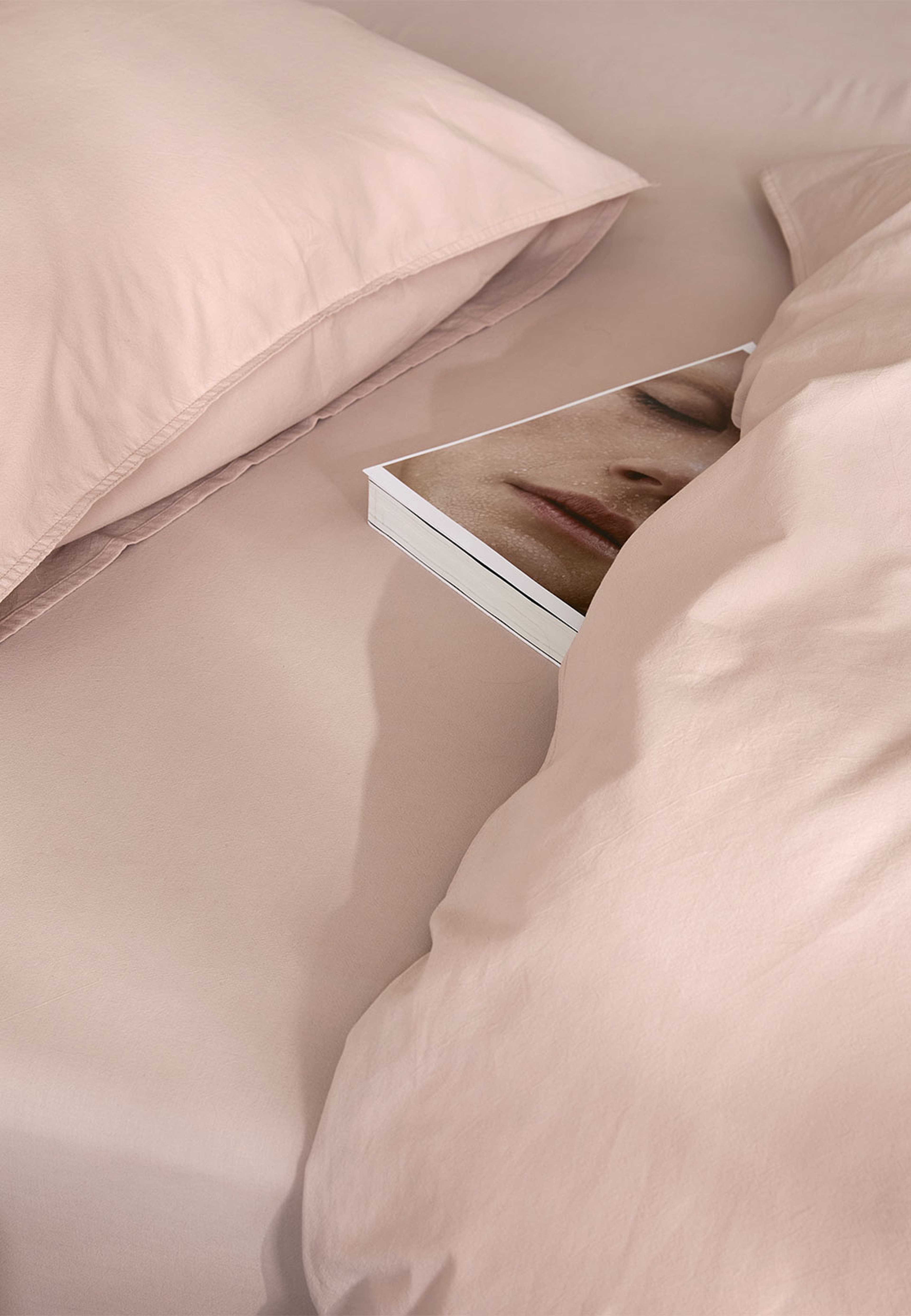 Fröya ekologisk bomull bäddset 150x210 cm, från Høie of Scandinavia, i färgen Dus Rosa. Klicka för att öppna bilden i stort format