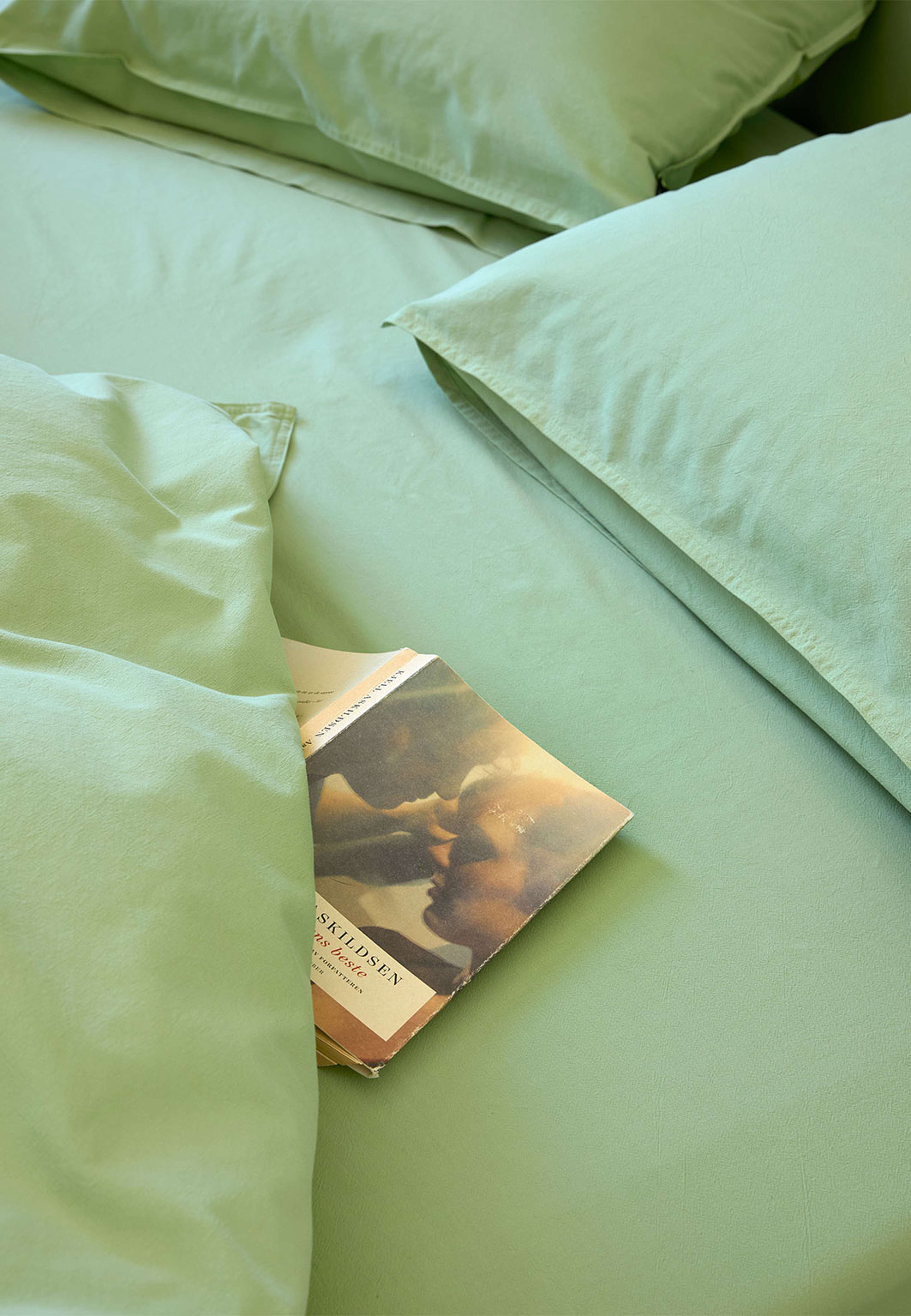 Fröya ekologisk bomull bäddset 150x210 cm, från Høie of Scandinavia, i färgen Vårgrön. Klicka för att öppna bilden i stort format