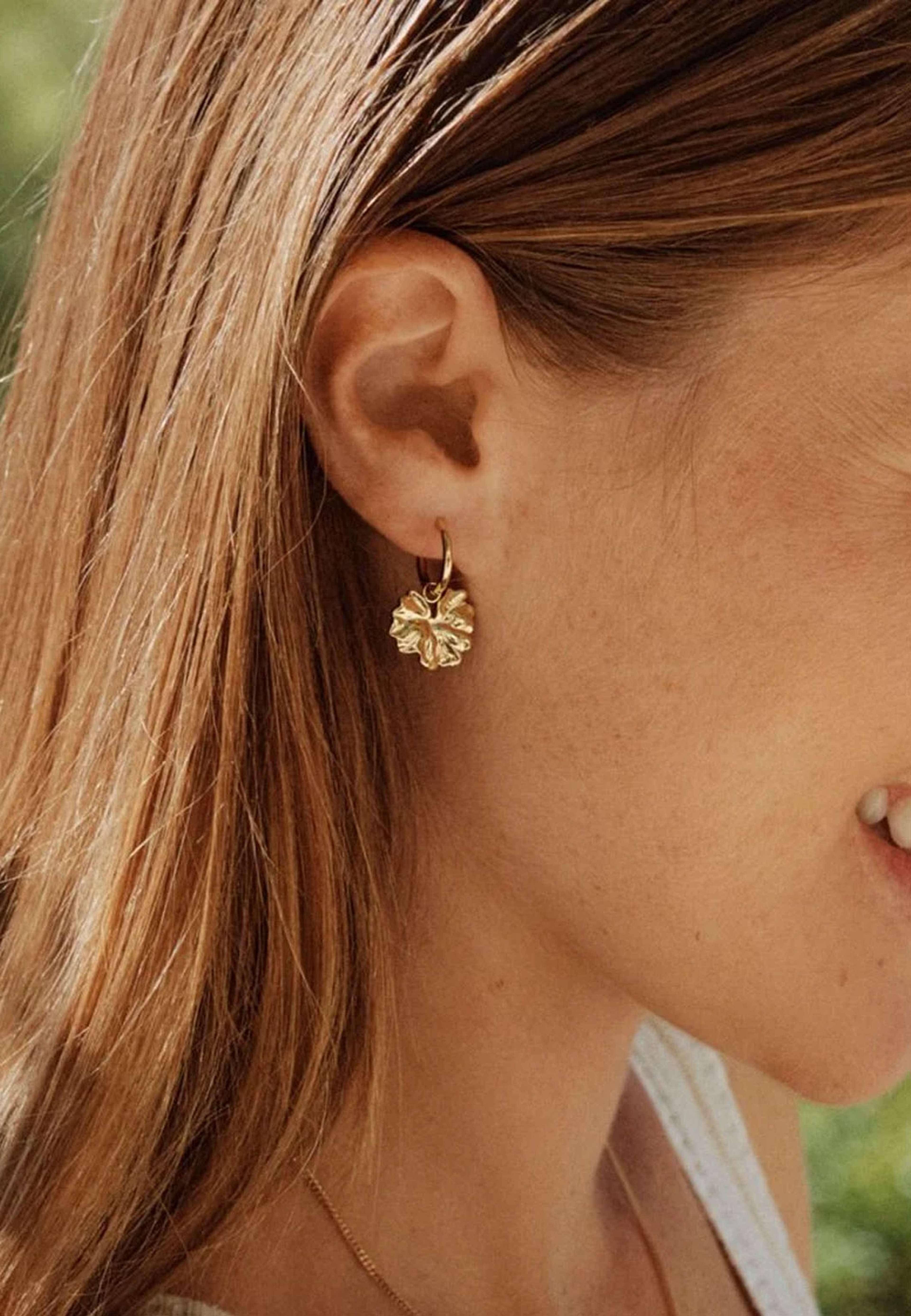 Gerana Hoops Earrings Gold, från Edblad, i färgen Gold. Klicka för att öppna bilden i stort format