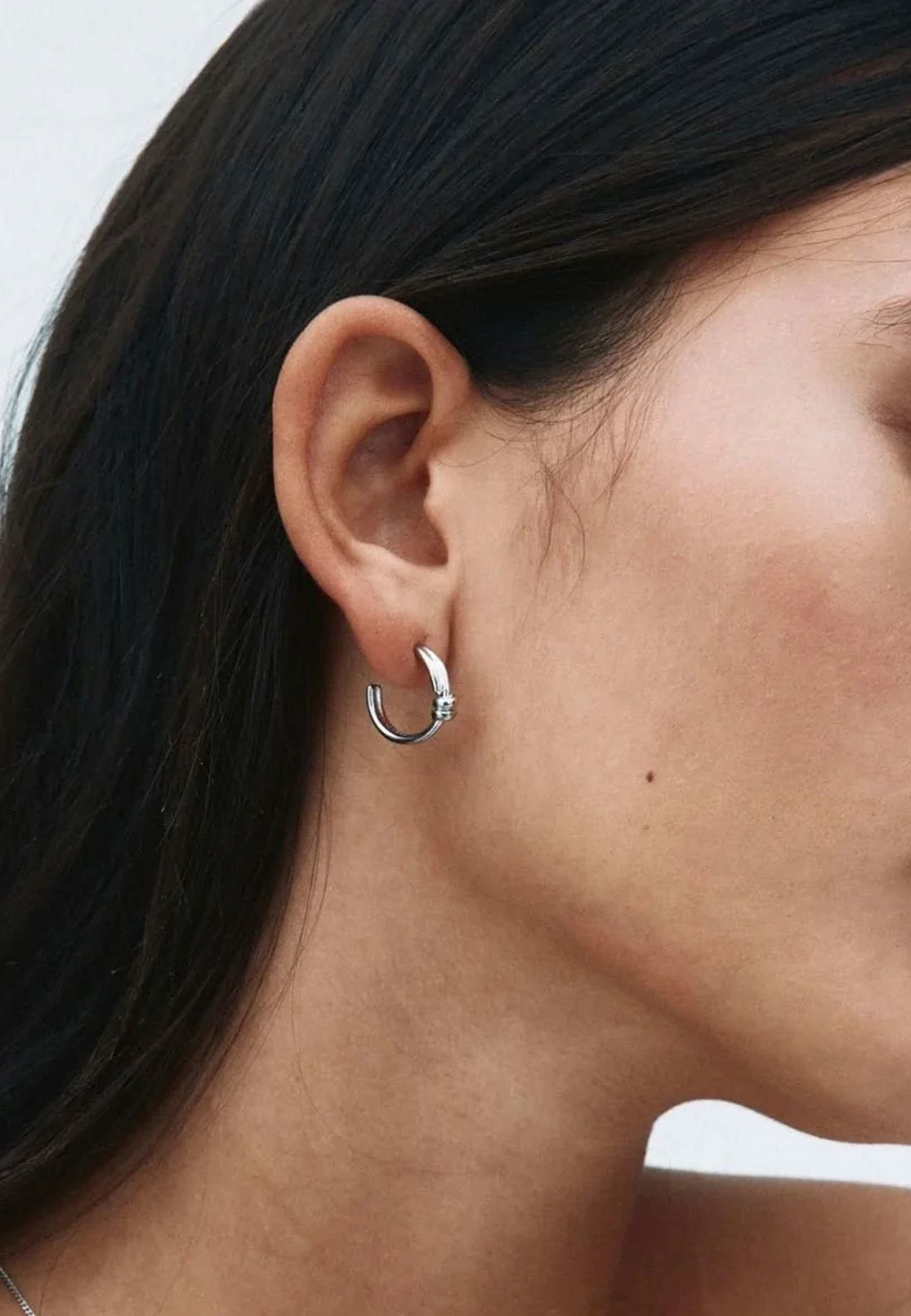 Swivel Hoops Earrings Silver, från Edblad, i färgen Steel. Klicka för att öppna bilden i stort format