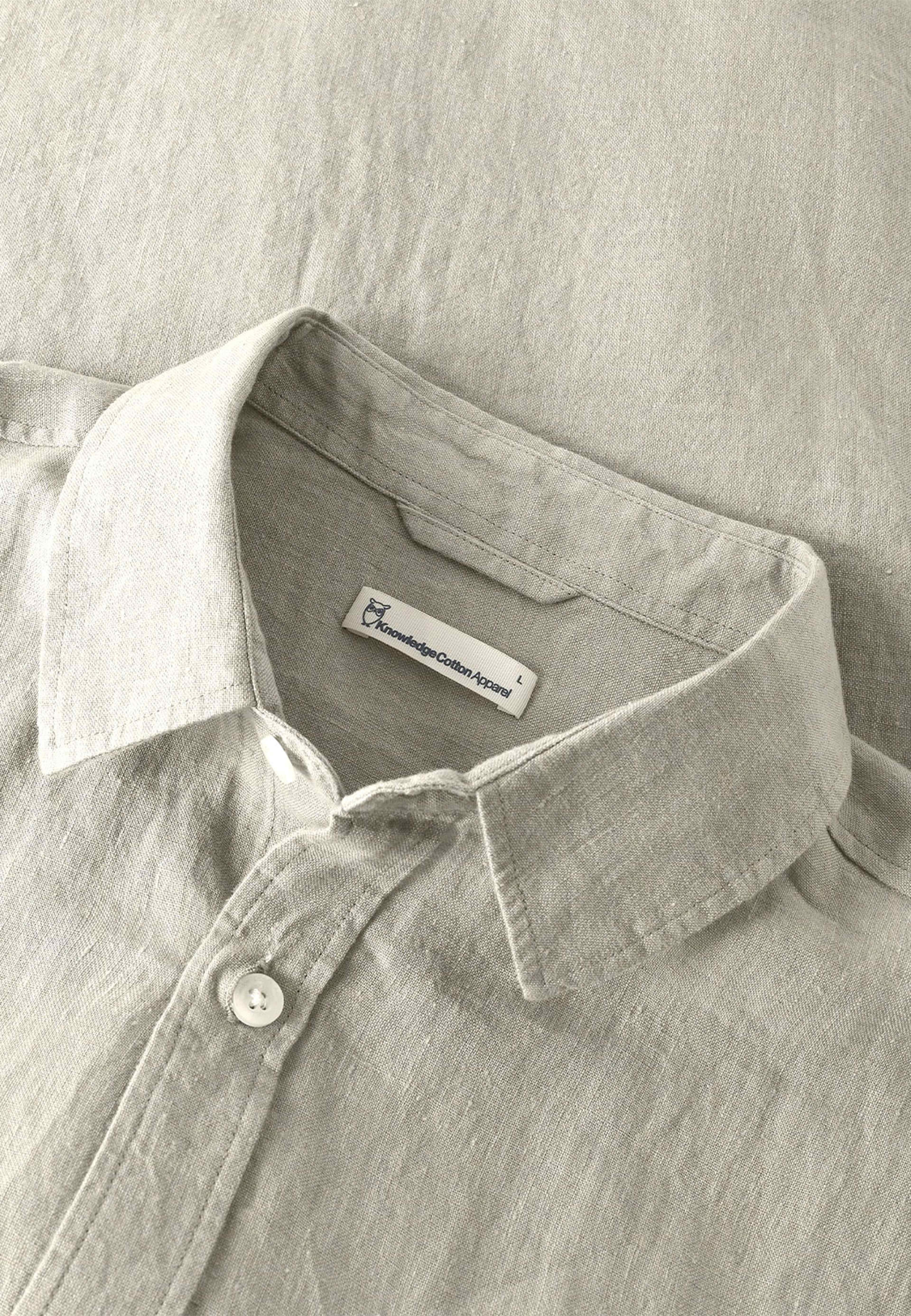 Regular linen short sleeve shirt, från Knowledge Cotton Apparel, i färgen 1498 Twill - Yarndyed. Klicka för att öppna bilden i stort format