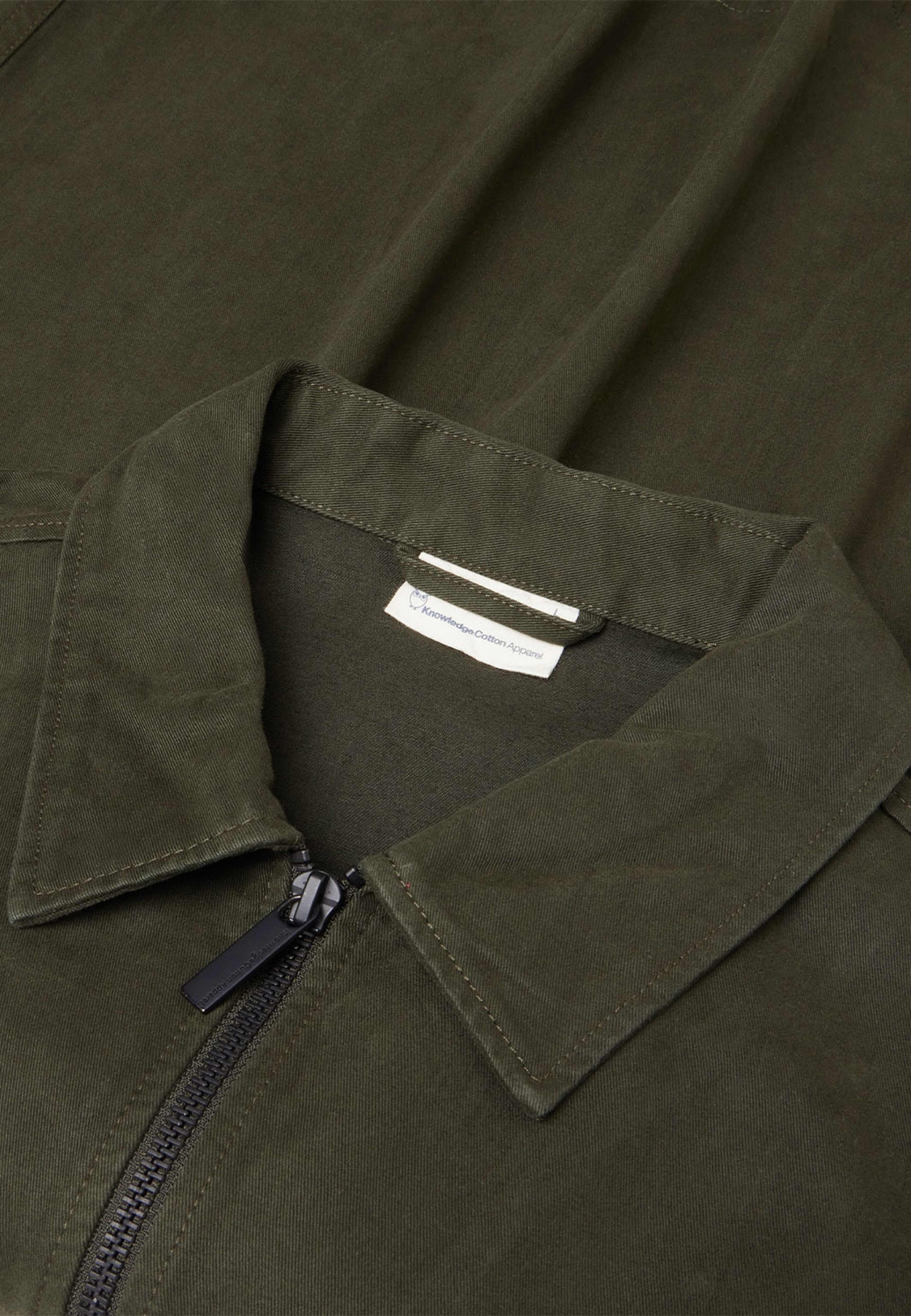 Twill zip overshirt, från Knowledge Cotton Apparel, i färgen 1090 Forrest Night. Klicka för att öppna bilden i stort format