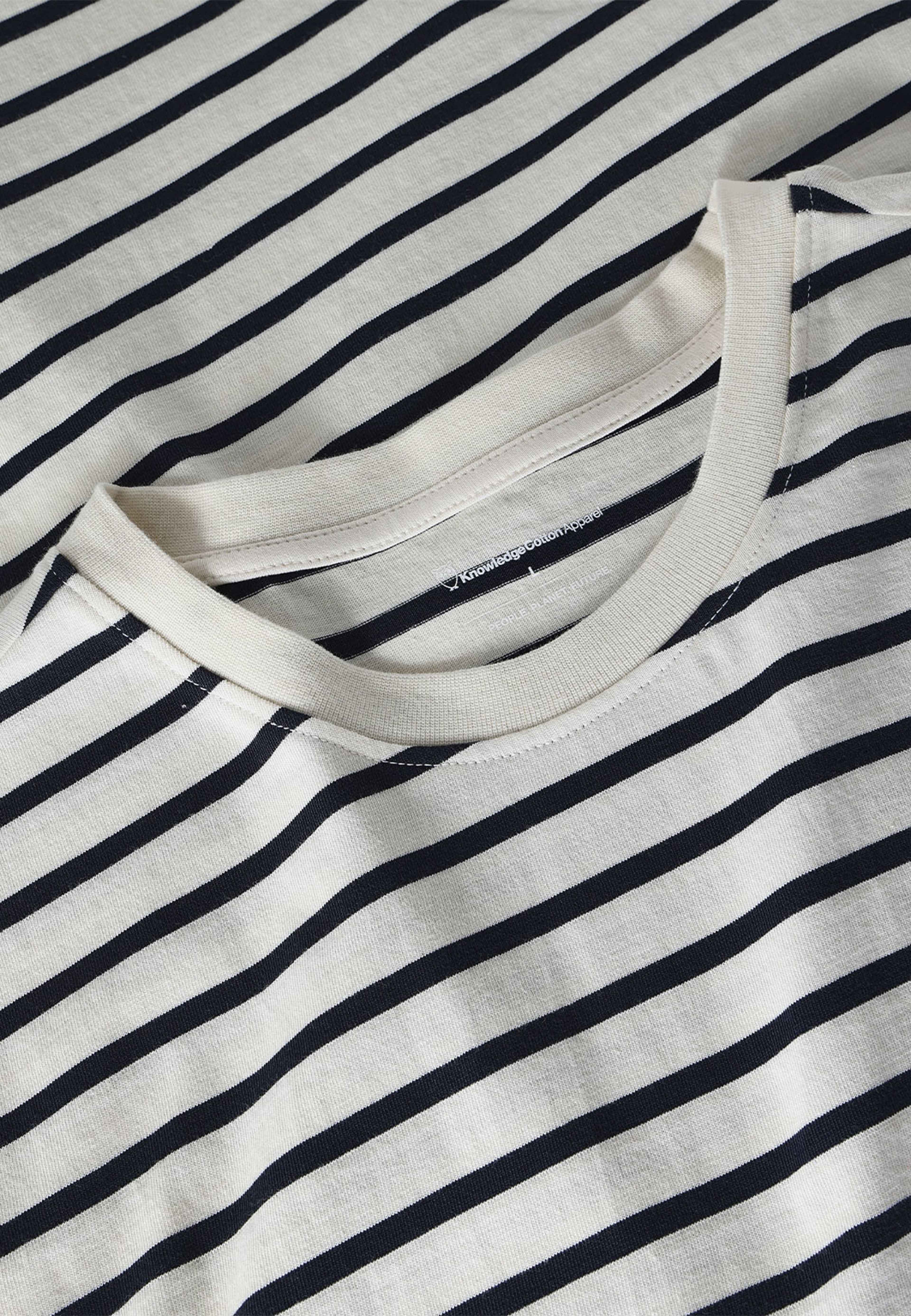 Loose striped t-shirt, från Knowledge Cotton Apparel, i färgen 8036 Navy. Klicka för att öppna bilden i stort format