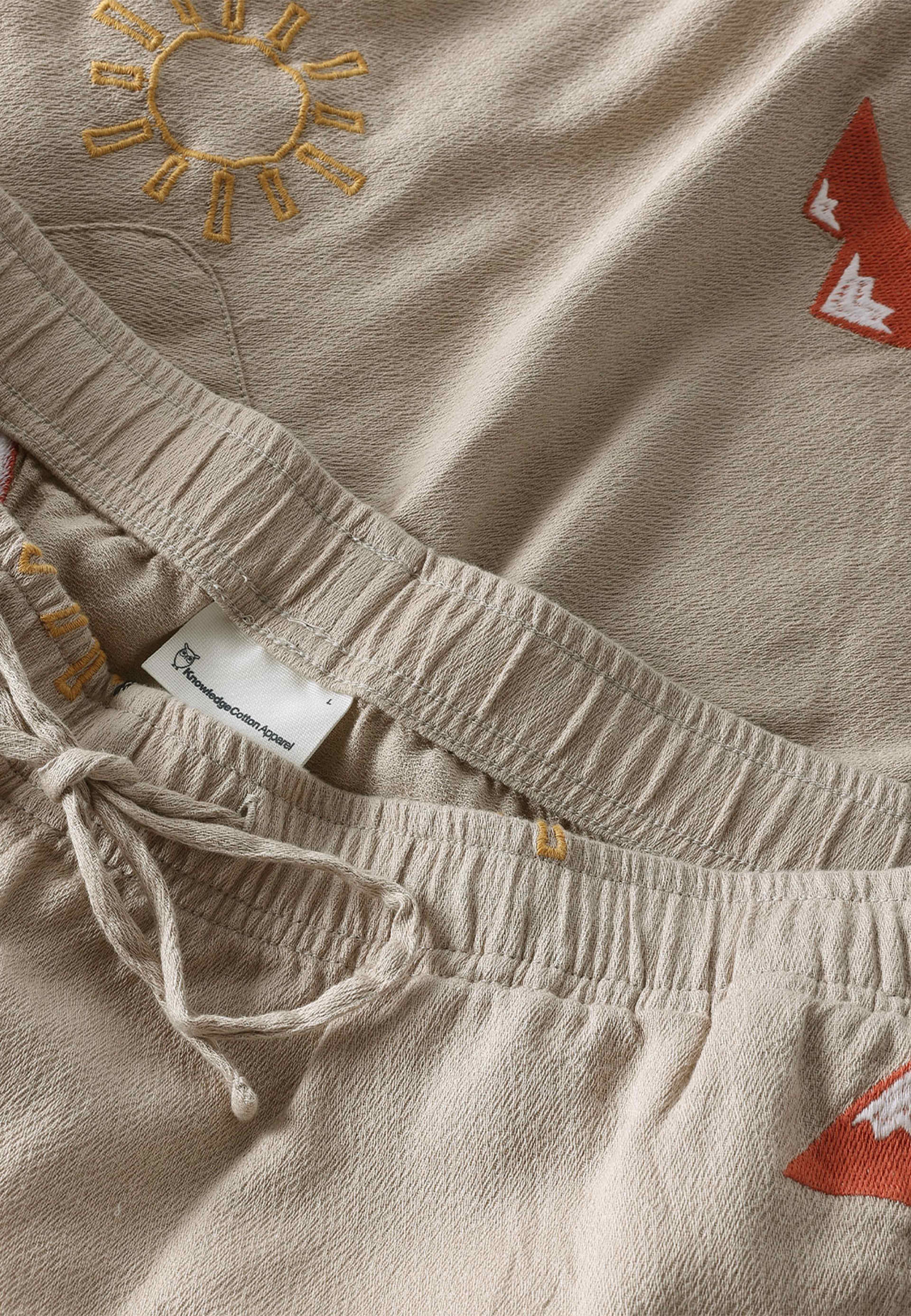 Fig loose embroidery shorts, från Knowledge Cotton Apparel, i färgen 1228 Light Feather Gray. Klicka för att öppna bilden i stort format