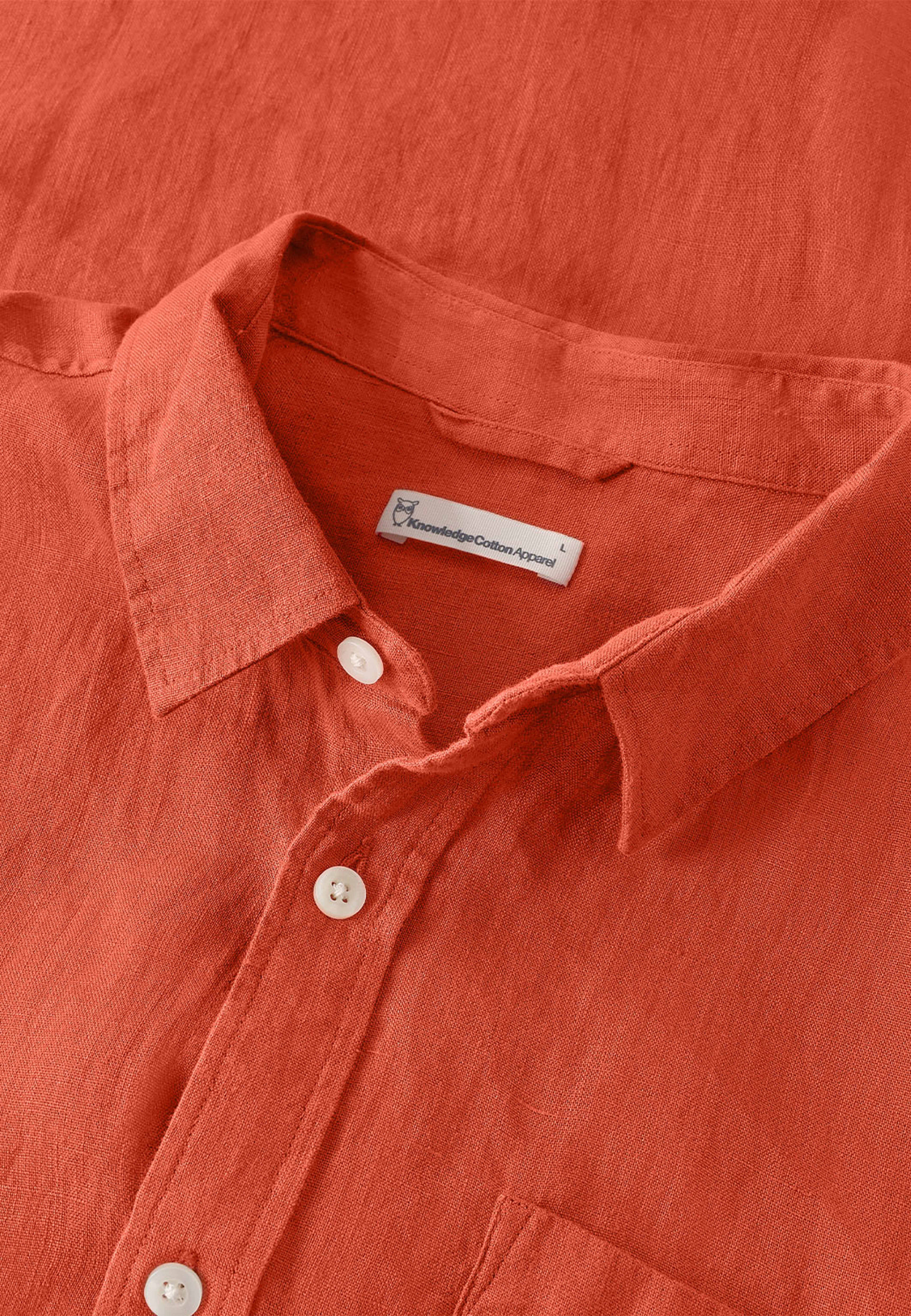 Regular linen short sleeve shirt, från Knowledge Cotton Apparel, i färgen 1488 Burnt Brick. Klicka för att öppna bilden i stort format