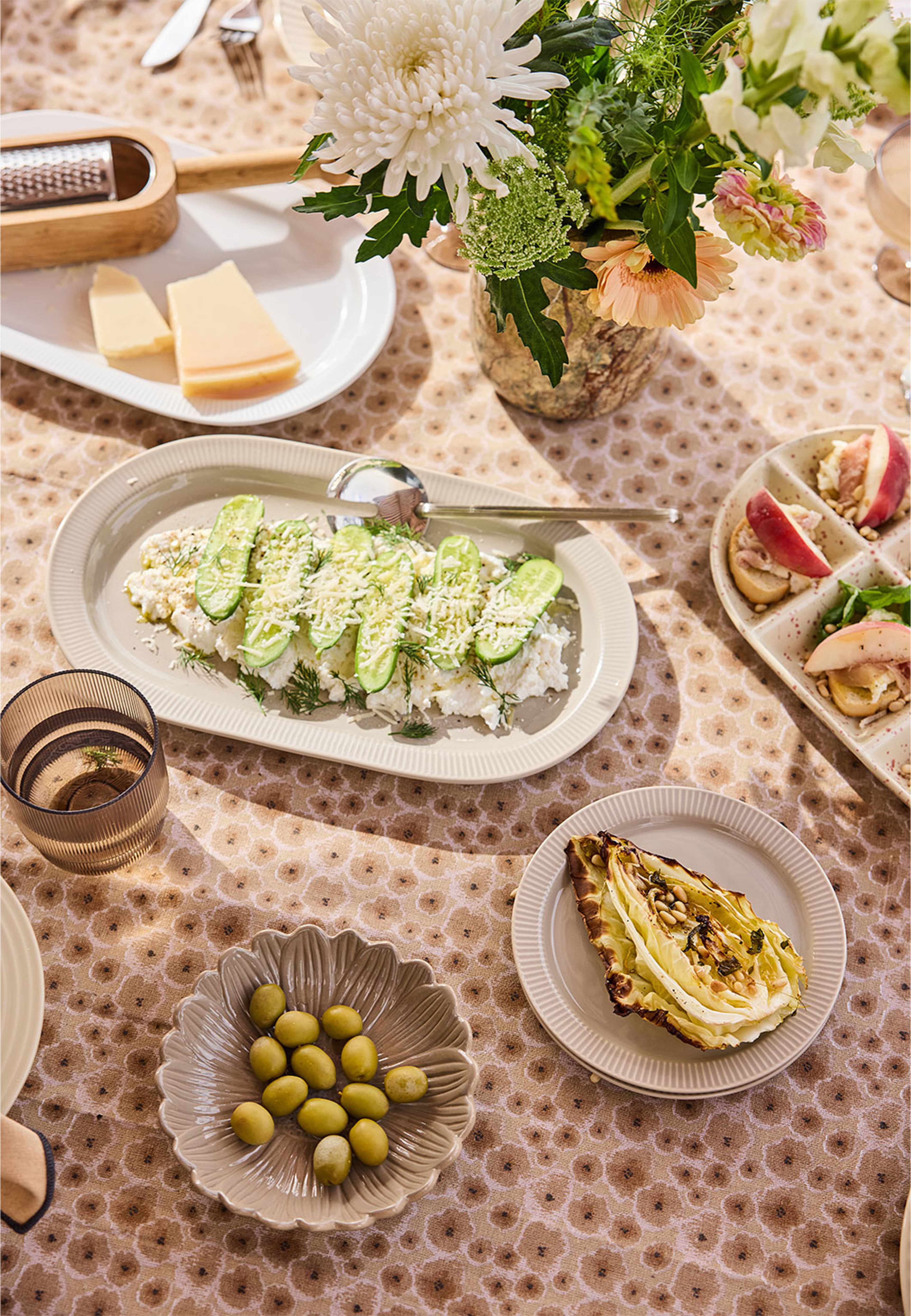 Inka assiett, från Sagaform, i färgen Beige Pantone Warm Gray 3c. Klicka för att öppna bilden i stort format