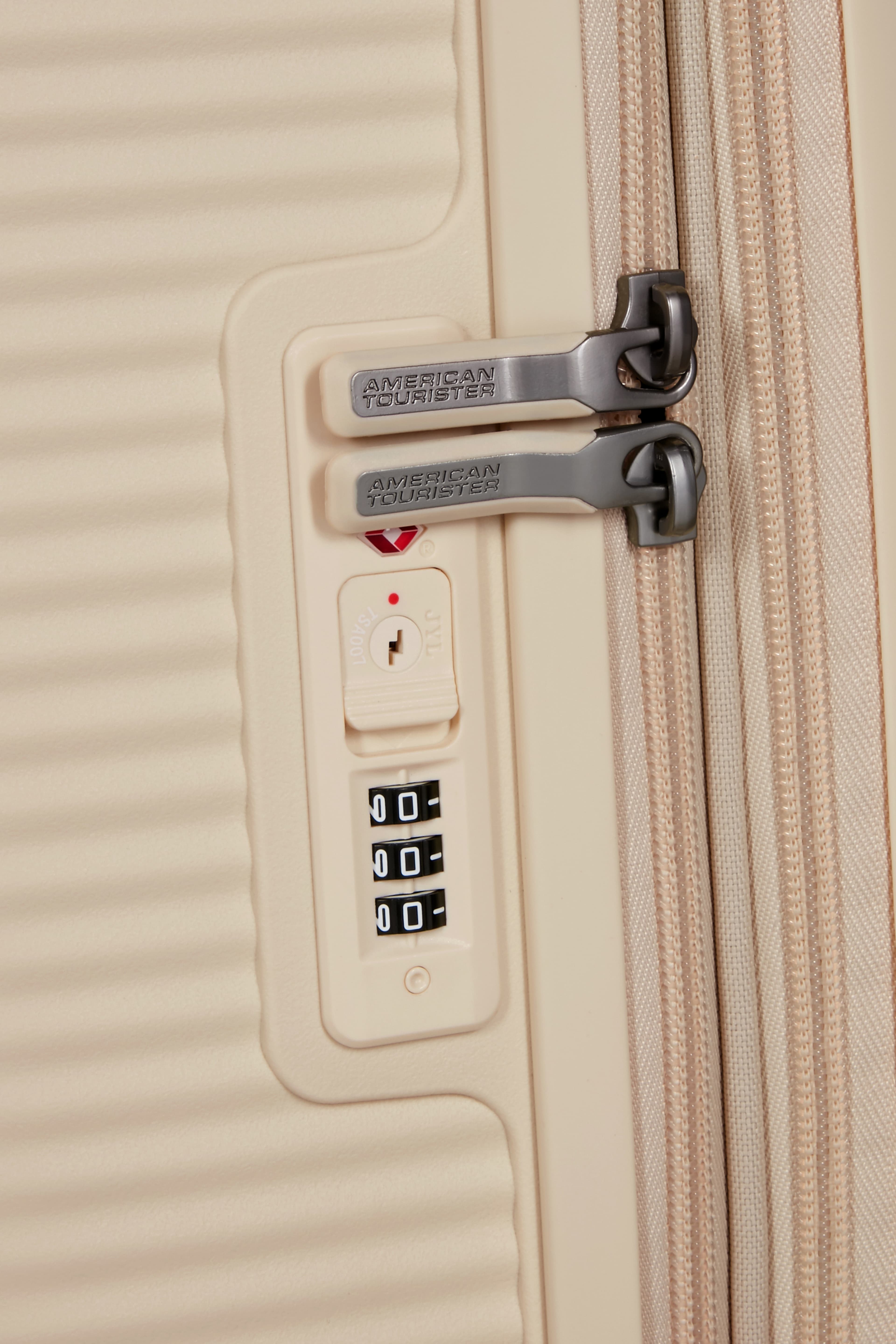 Soundbox expanderbar kabinväska 67 cm, från American Tourister, i färgen Coconut Sand. Klicka för att öppna bilden i stort format