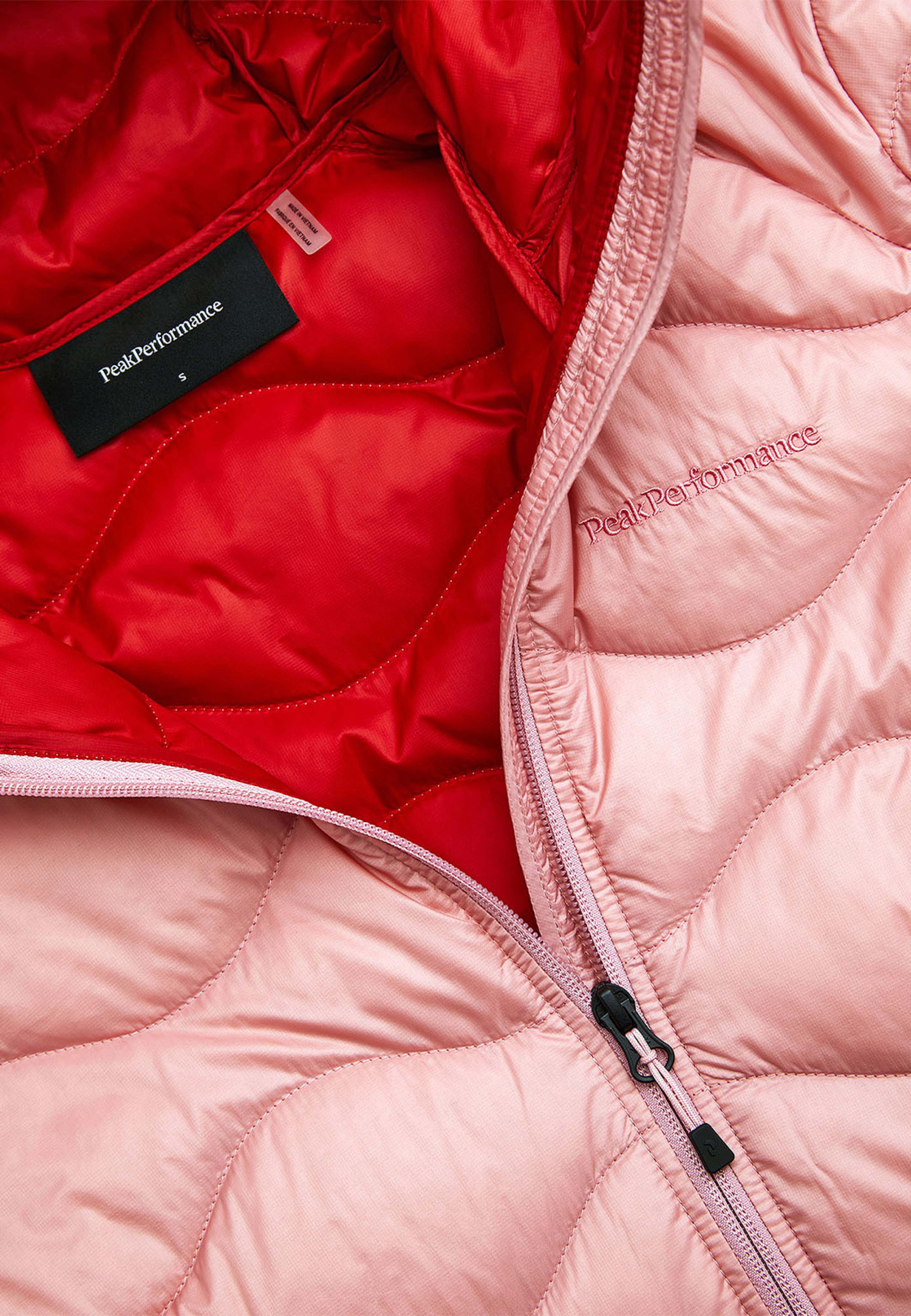 Helium Down Hood Jacket, från Peak Performance, i färgen Warm Blush/Red Pompeian/. Klicka för att öppna bilden i stort format