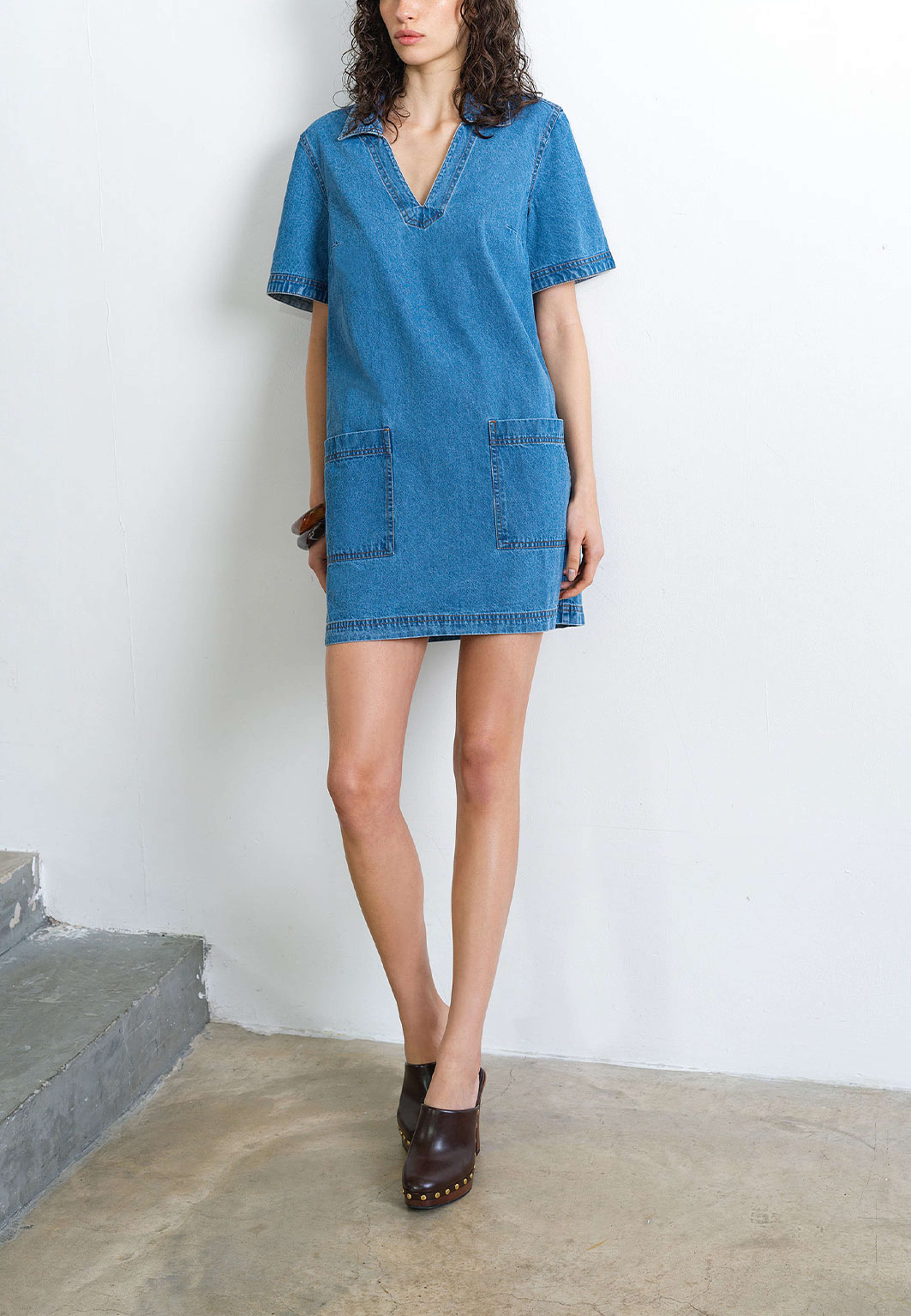 Archie Denim Patch Pocket Mini Dress, från French Connection, i färgen Clean Blue Denim. Klicka för att öppna bilden i stort format