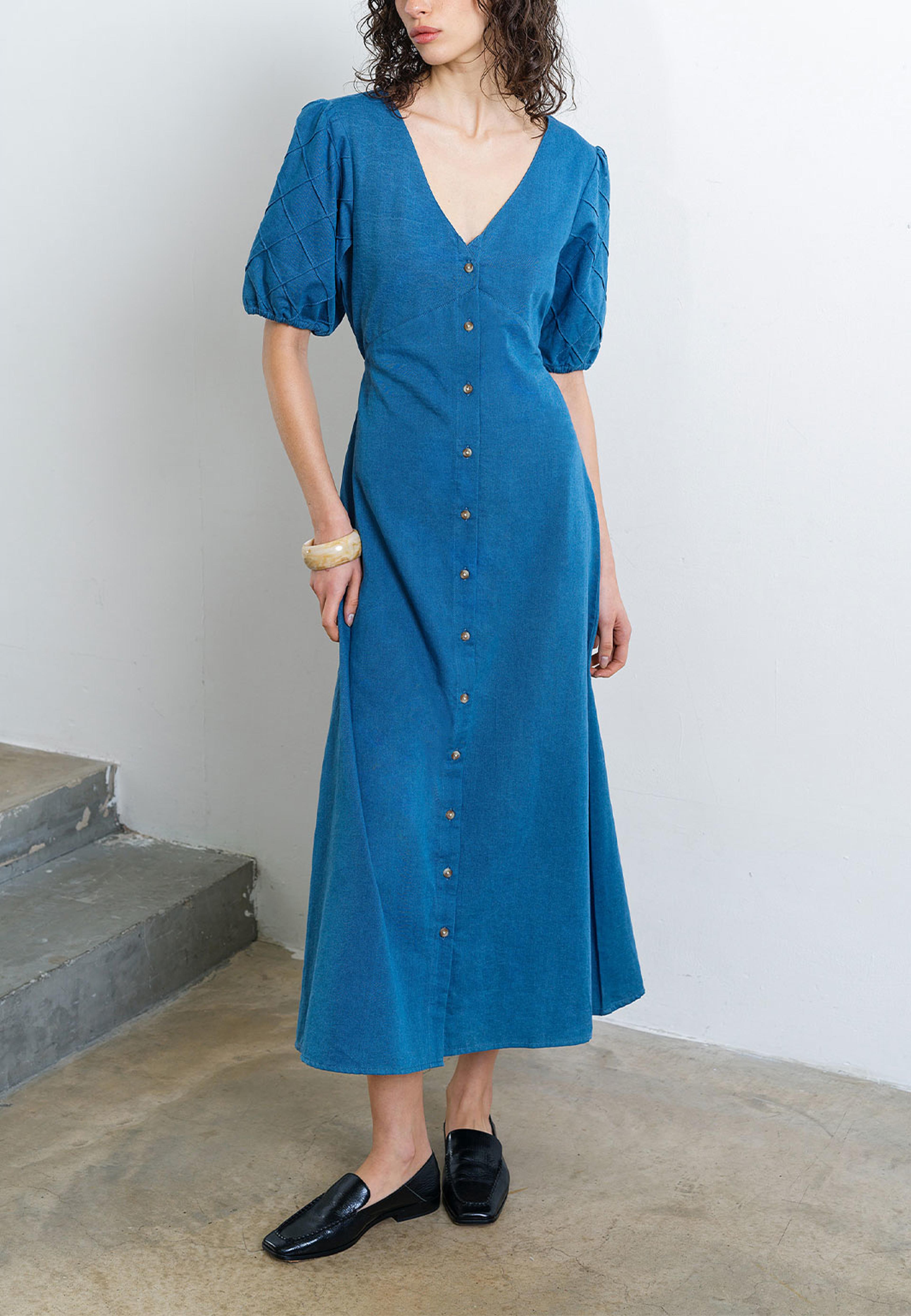 Zaves Chambray Puff Sleeve Midi Dress, från French Connection, i färgen Medium Bleach Wash. Klicka för att öppna bilden i stort format