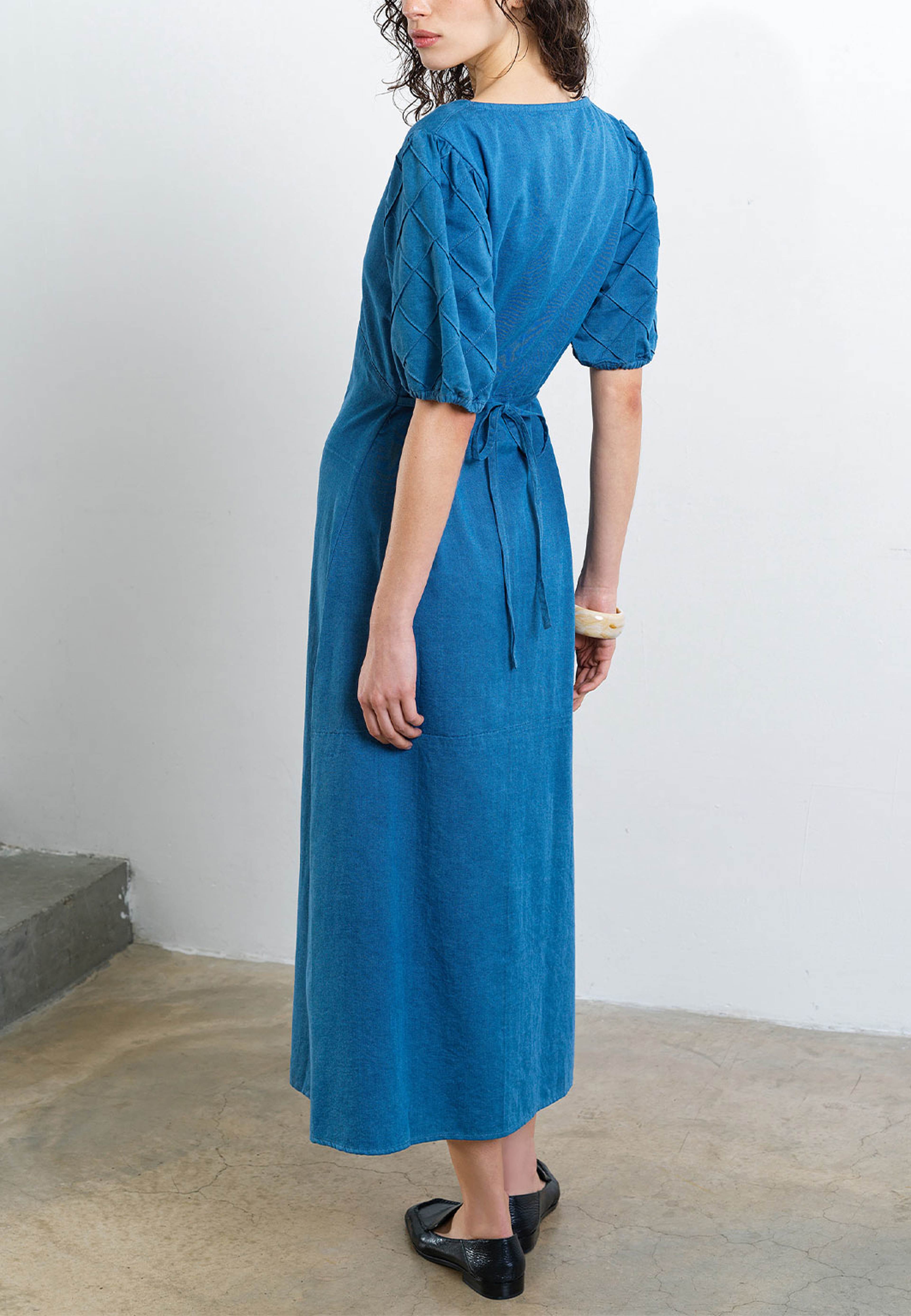 Zaves Chambray Puff Sleeve Midi Dress, från French Connection, i färgen Medium Bleach Wash. Klicka för att öppna bilden i stort format