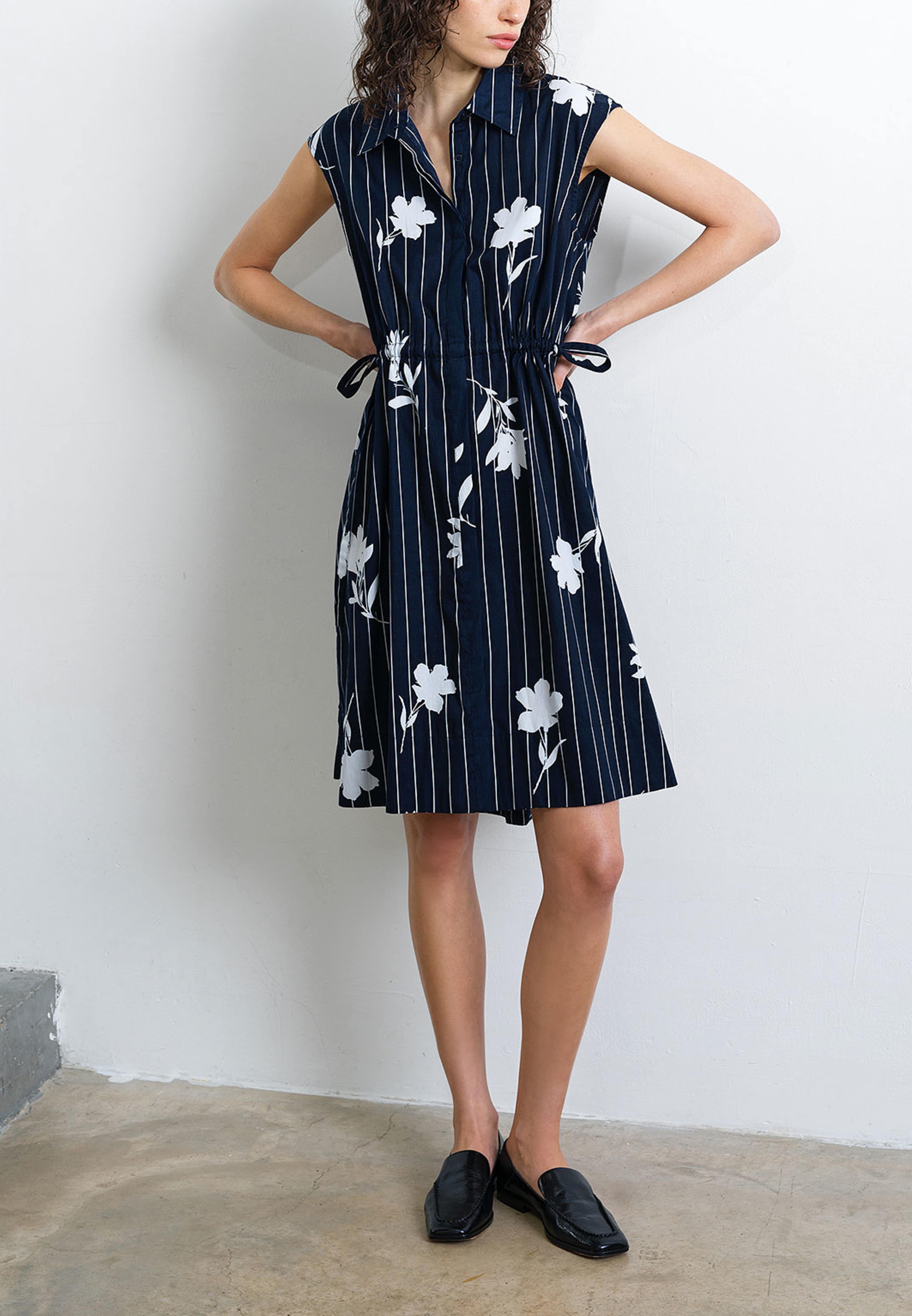 Cambria Cotton Sleeveless Drawstring Dress, från French Connection, i färgen New Navy/White. Klicka för att öppna bilden i stort format