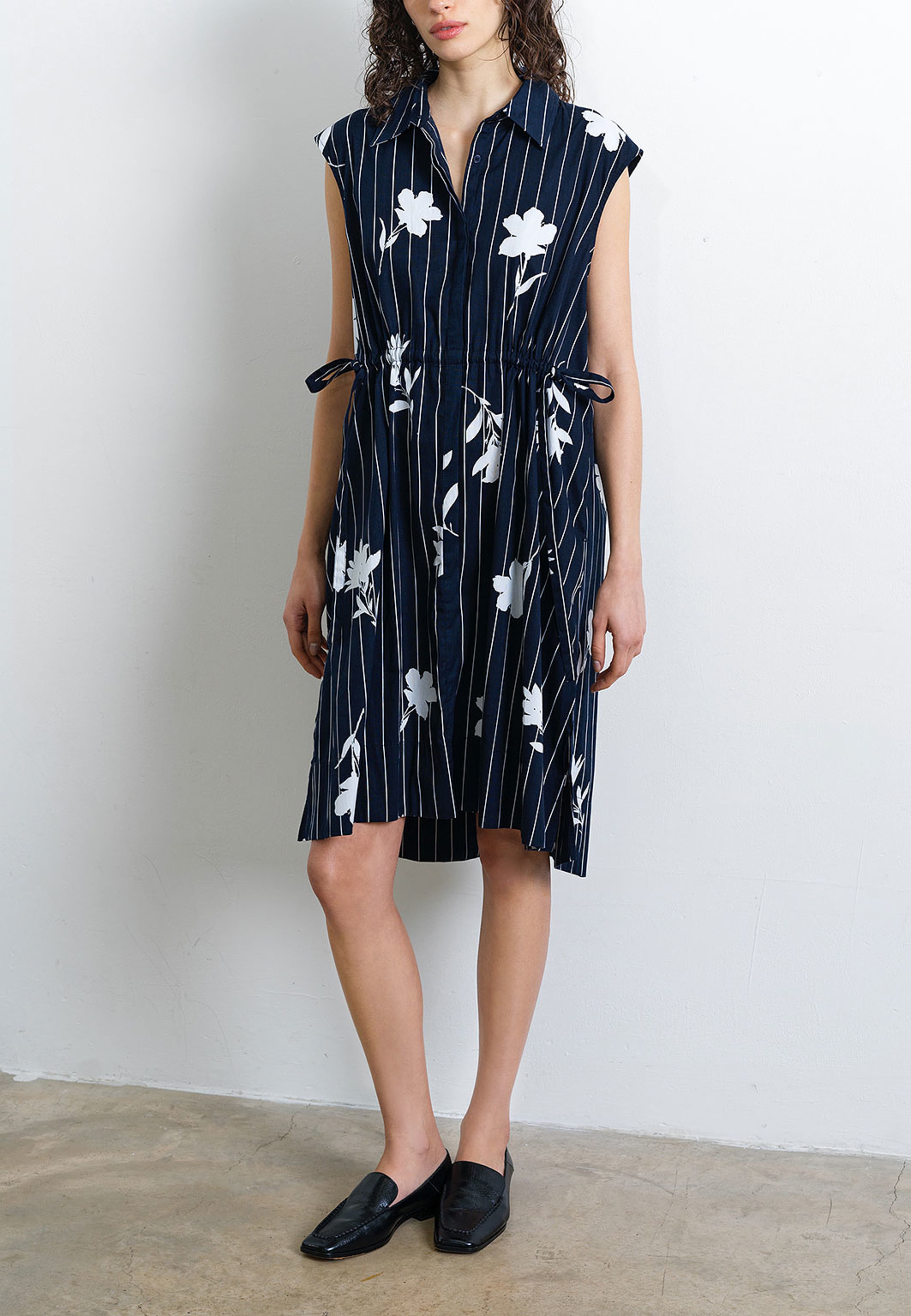 Cambria Cotton Sleeveless Drawstring Dress, från French Connection, i färgen New Navy/White. Klicka för att öppna bilden i stort format