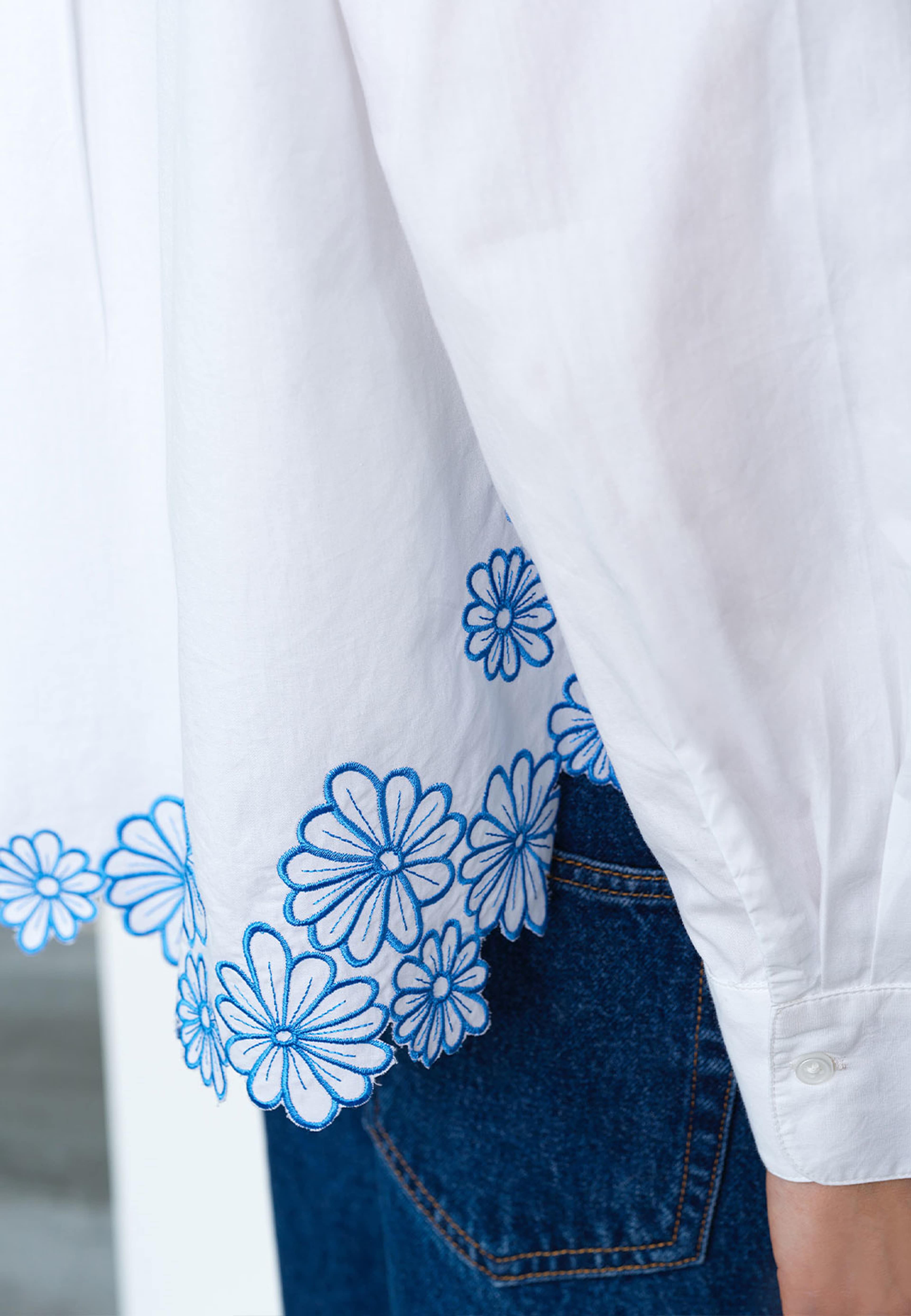 Cambria Cotton Floral Embroidered Hem Shirt, från French Connection, i färgen Linen White / Azure Blue. Klicka för att öppna bilden i stort format
