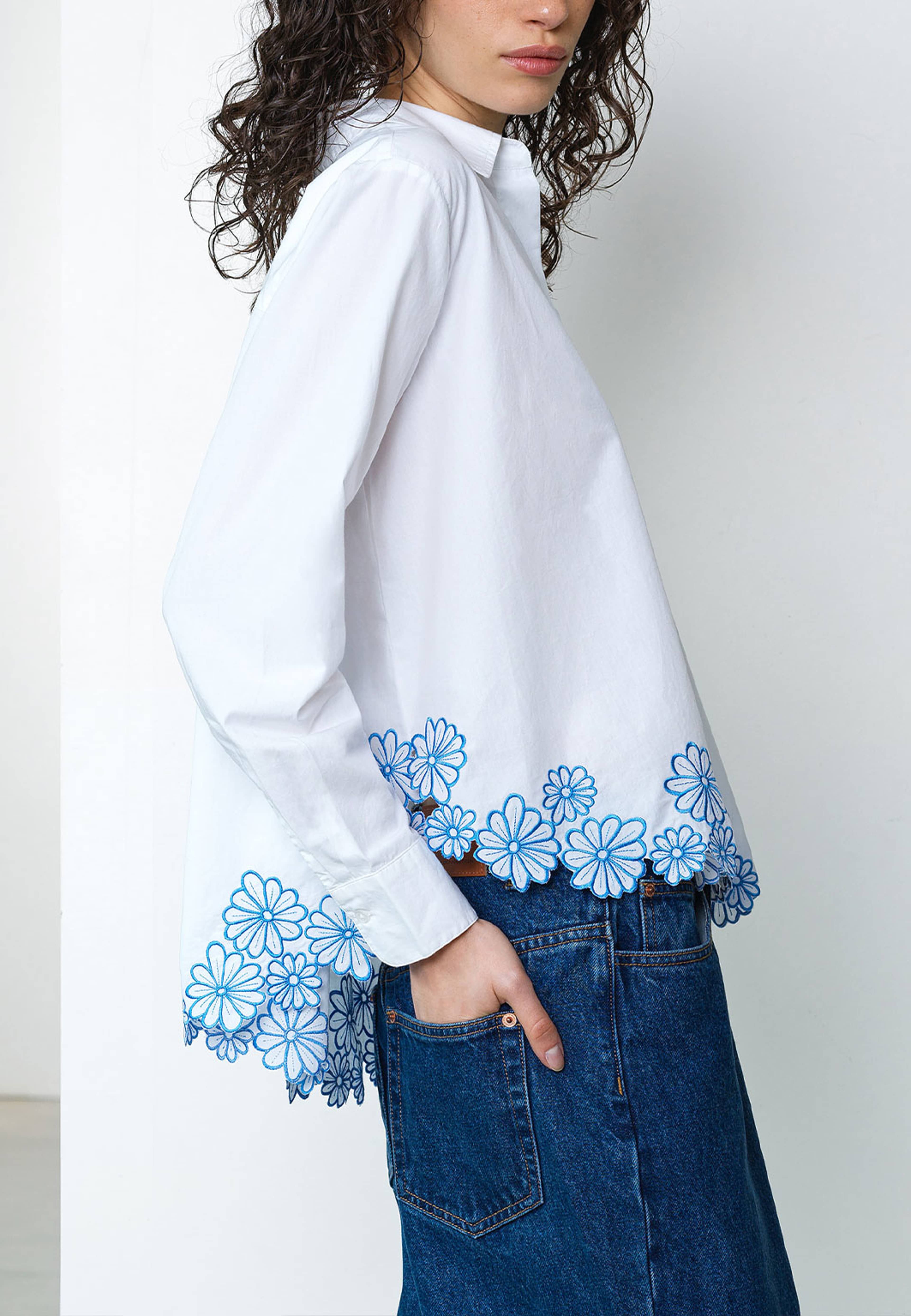 Cambria Cotton Floral Embroidered Hem Shirt, från French Connection, i färgen Linen White / Azure Blue. Klicka för att öppna bilden i stort format