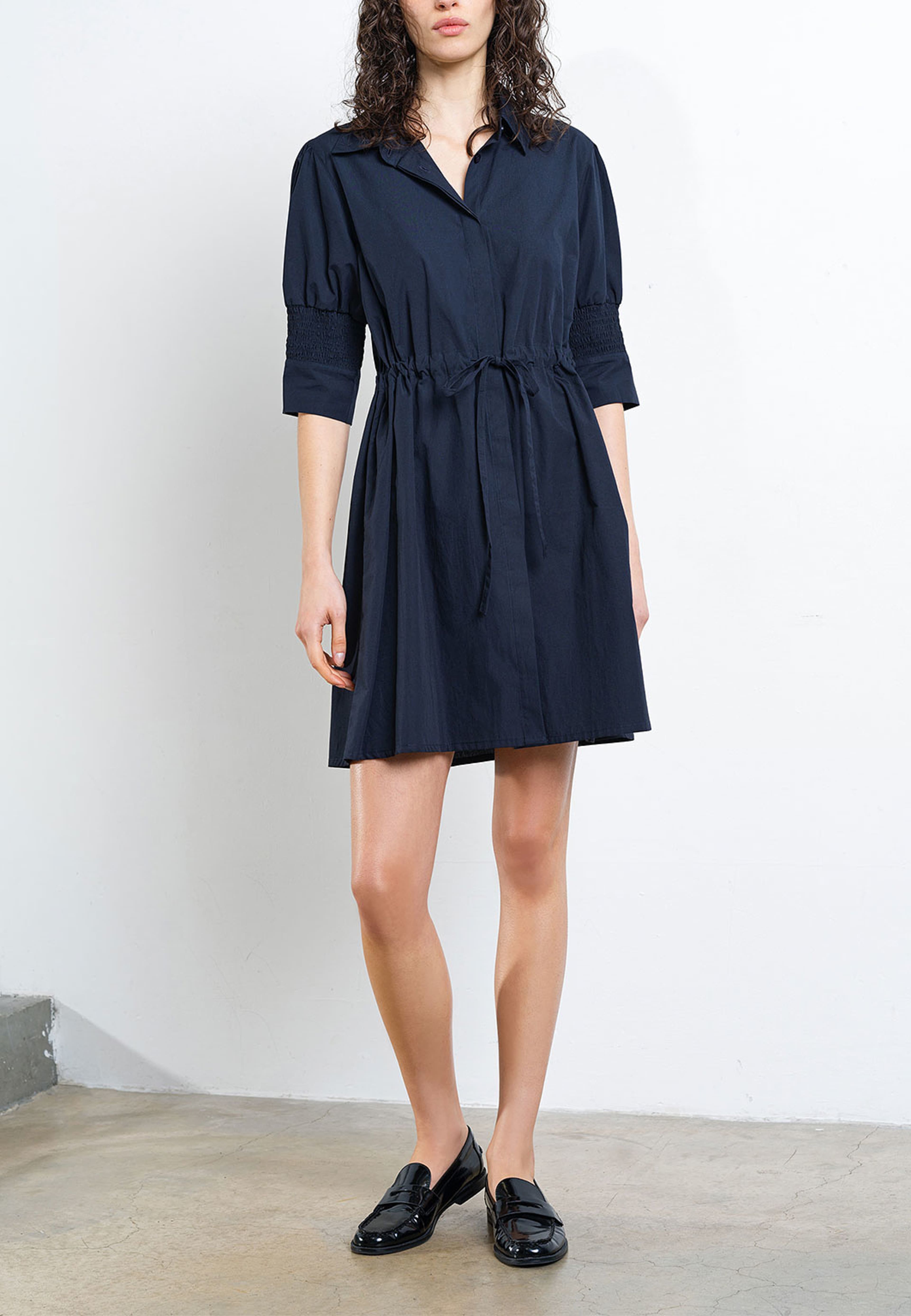 Cambria Cotton Cinched Waist Shirt Dress, från French Connection, i färgen New Navy. Klicka för att öppna bilden i stort format