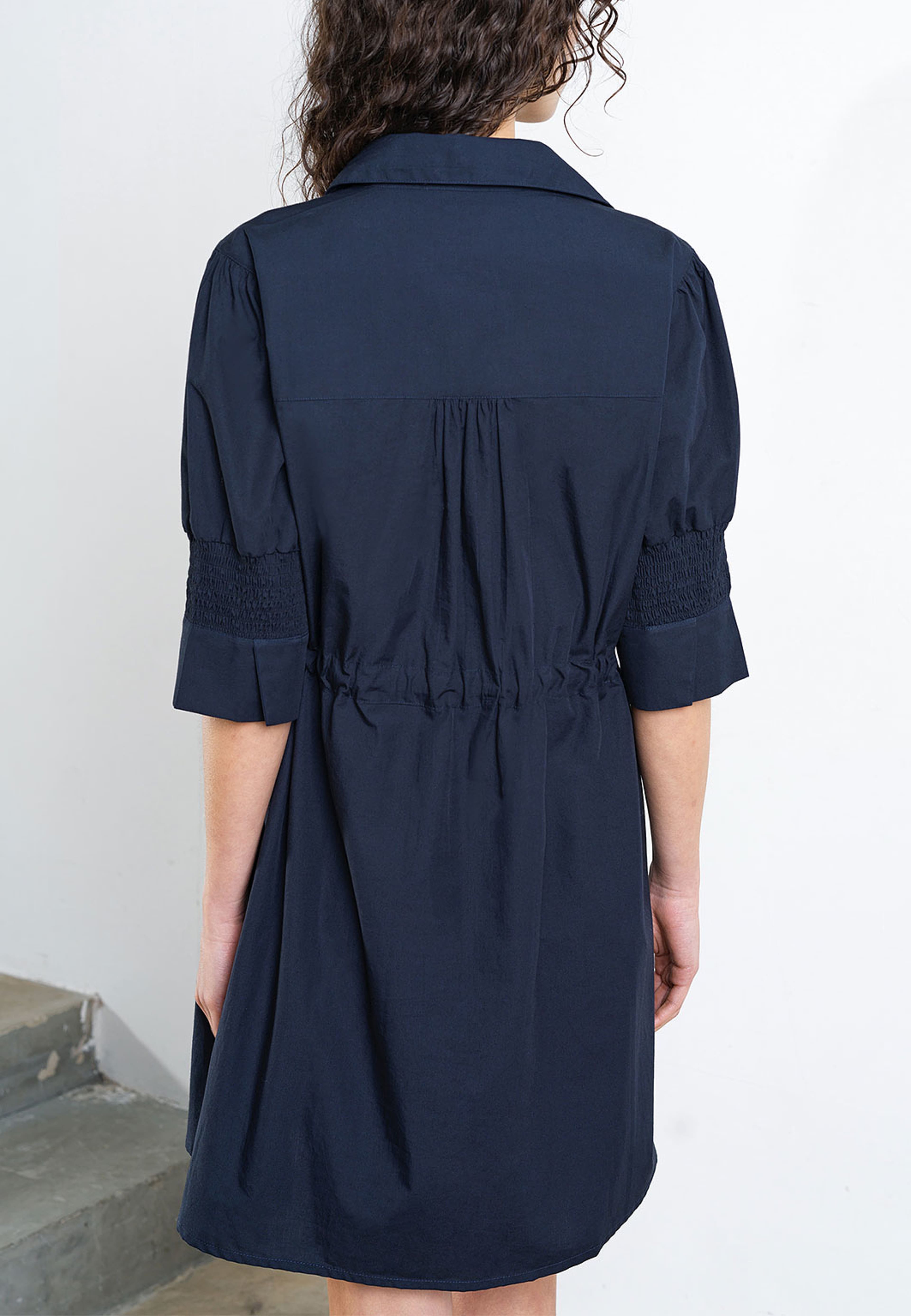 Cambria Cotton Cinched Waist Shirt Dress, från French Connection, i färgen New Navy. Klicka för att öppna bilden i stort format