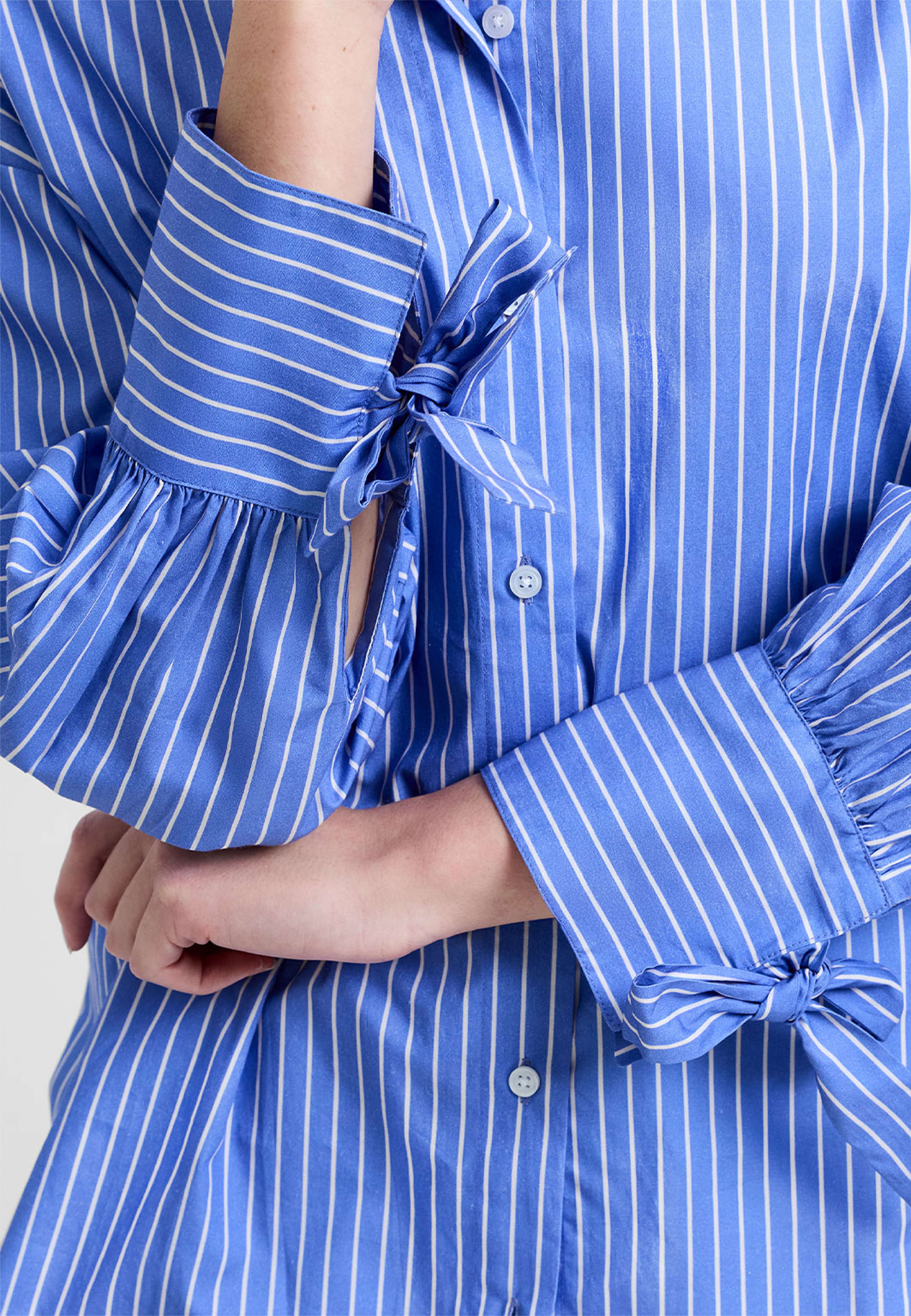 Cambria Cotton Striped Bow Shirt, från French Connection, i färgen Azure Blue / Linen White. Klicka för att öppna bilden i stort format