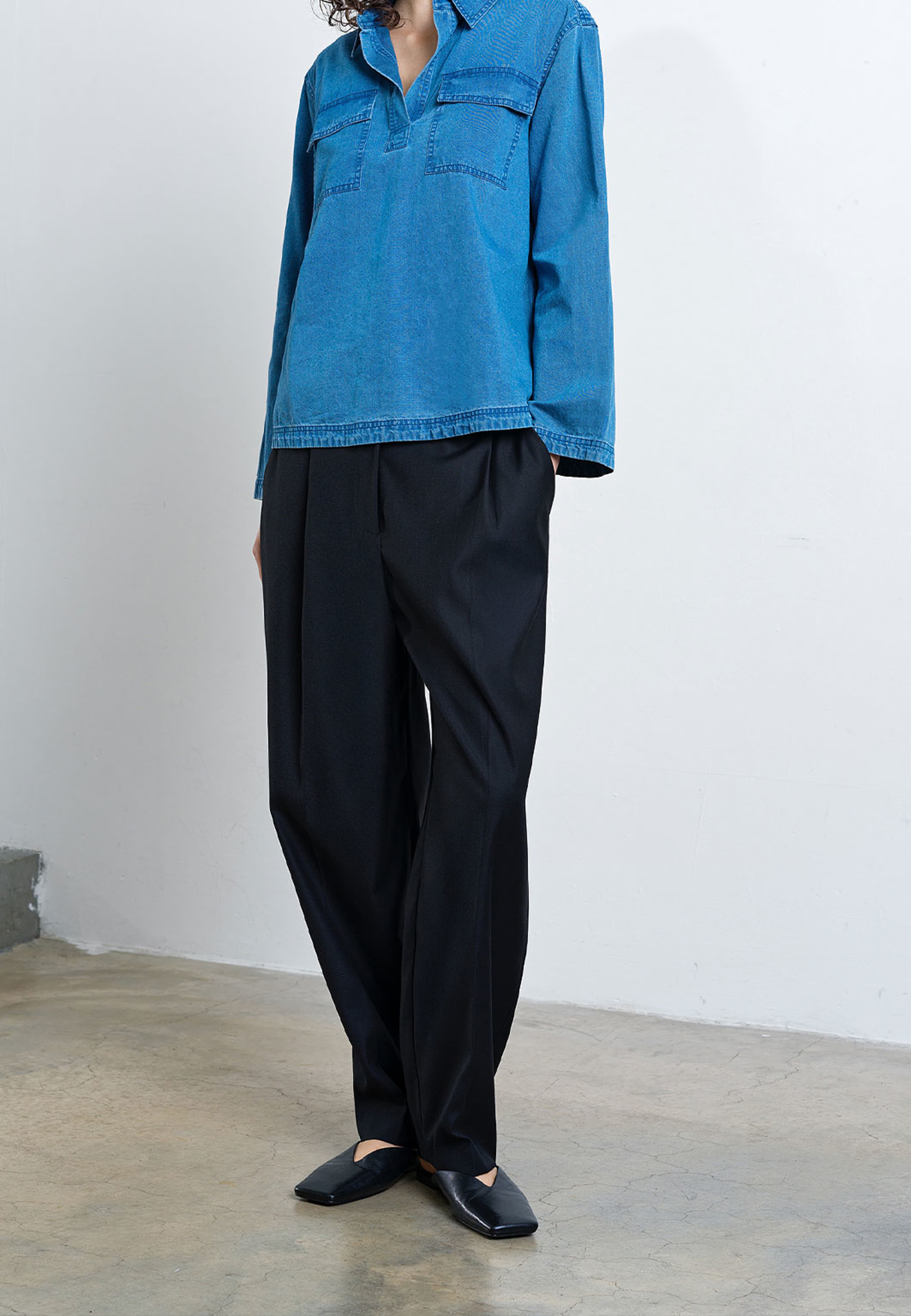 Zaves Chambray Denim Pocket Shirt, från French Connection, i färgen Medium Bleach Wash. Klicka för att öppna bilden i stort format