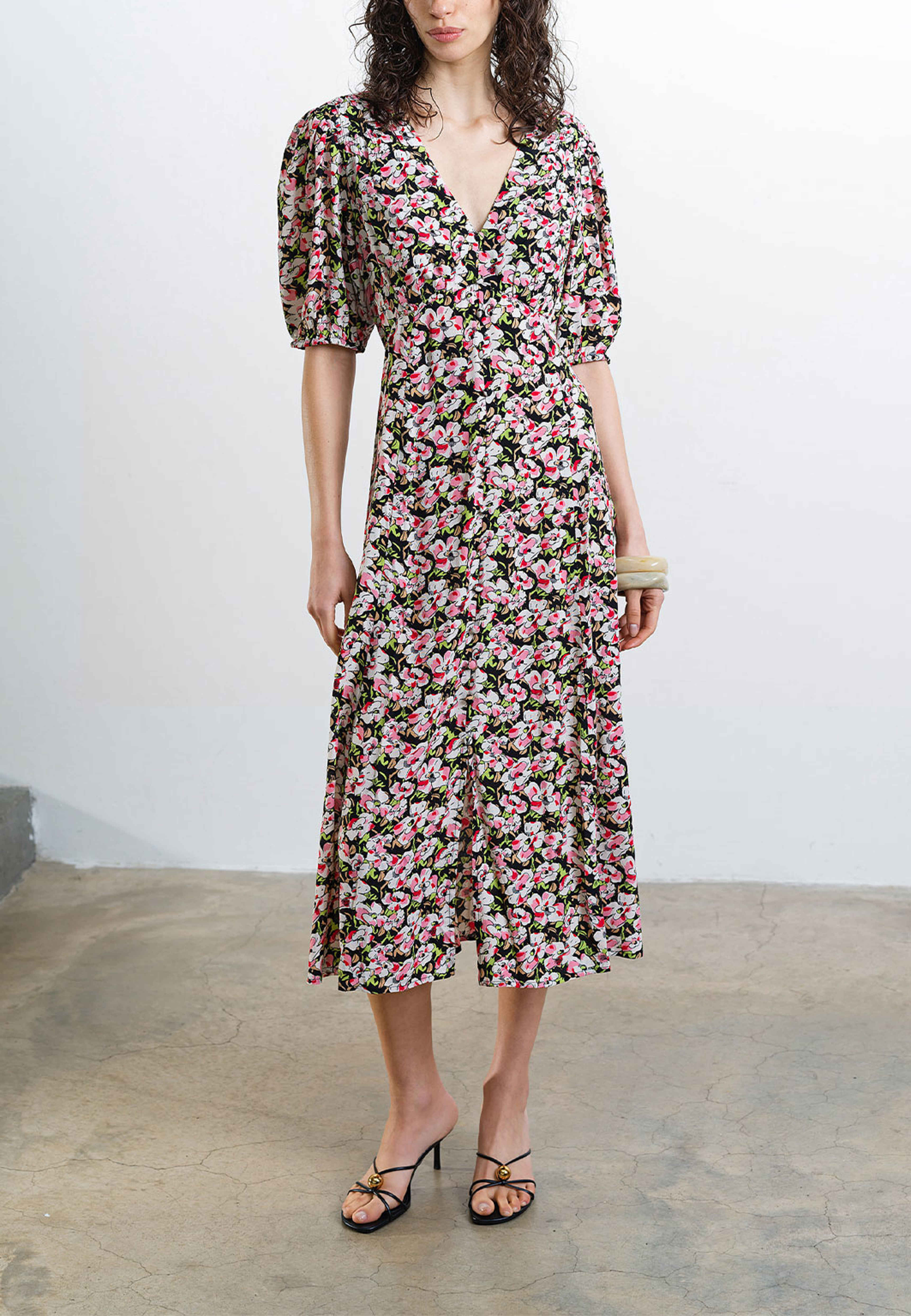 Molly Lizzie Eco Puff Sleeve Tea Dress, från French Connection, i färgen Black Multi. Klicka för att öppna bilden i stort format