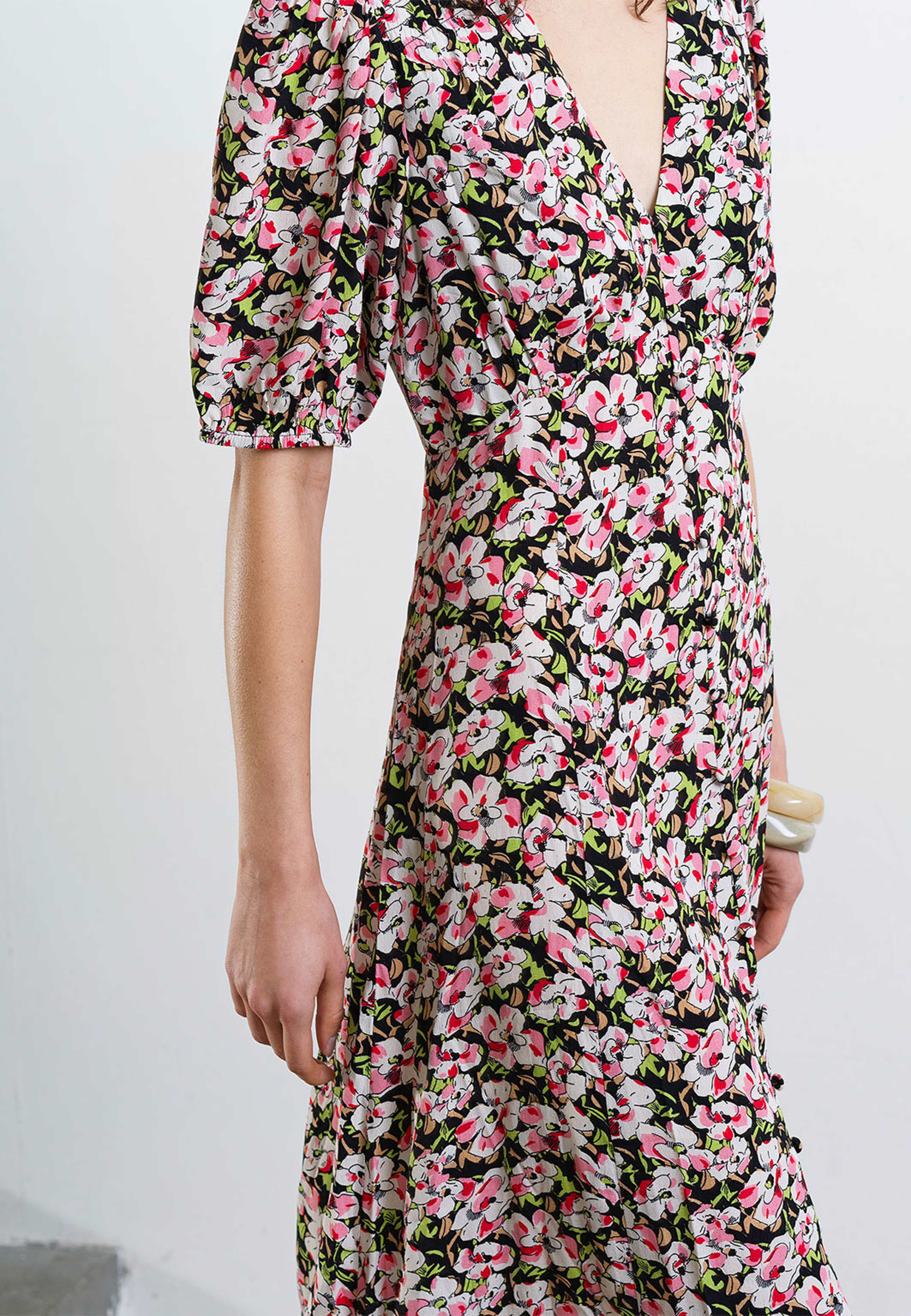 Molly Lizzie Eco Puff Sleeve Tea Dress, från French Connection, i färgen Black Multi. Klicka för att öppna bilden i stort format