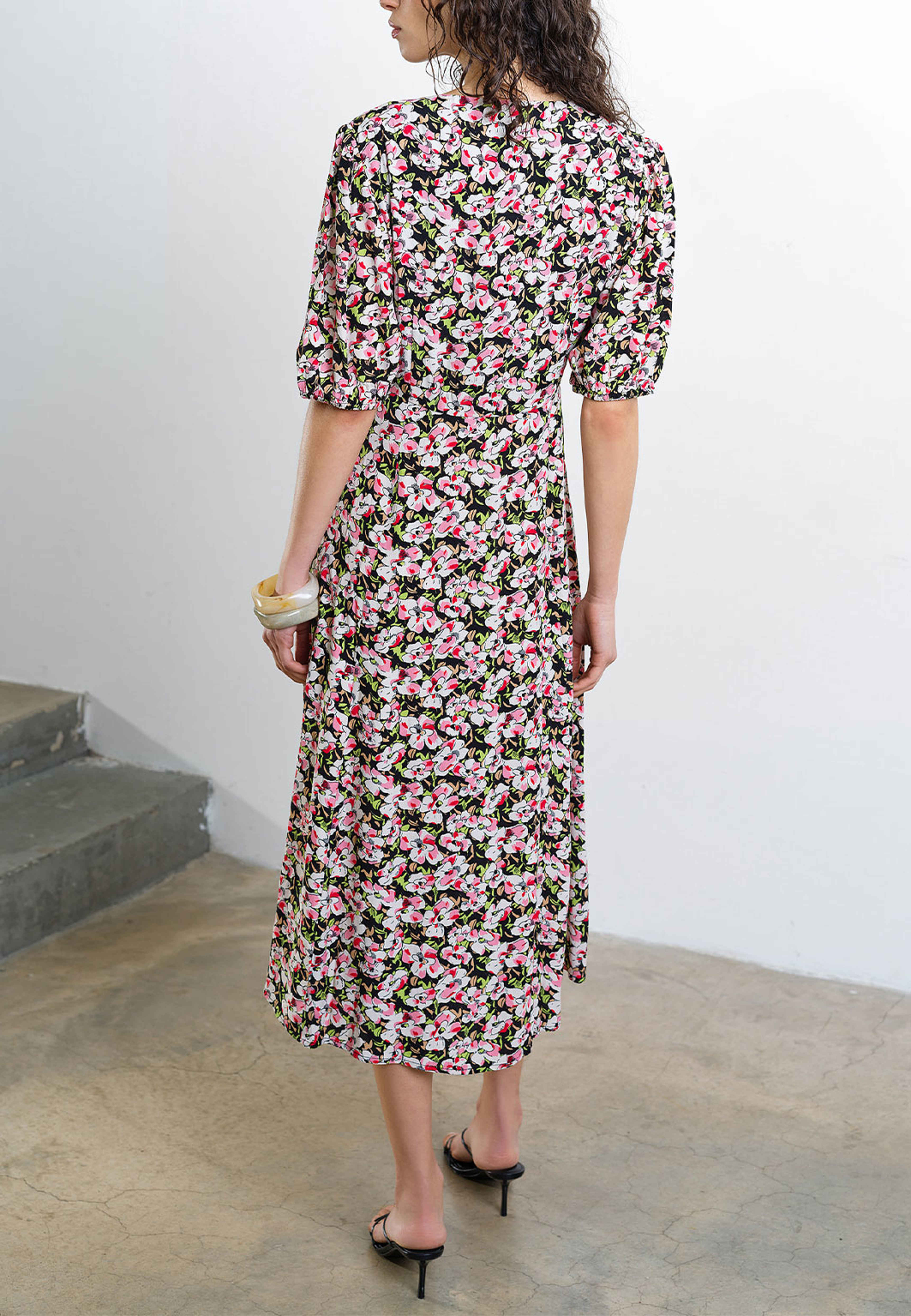 Molly Lizzie Eco Puff Sleeve Tea Dress, från French Connection, i färgen Black Multi. Klicka för att öppna bilden i stort format