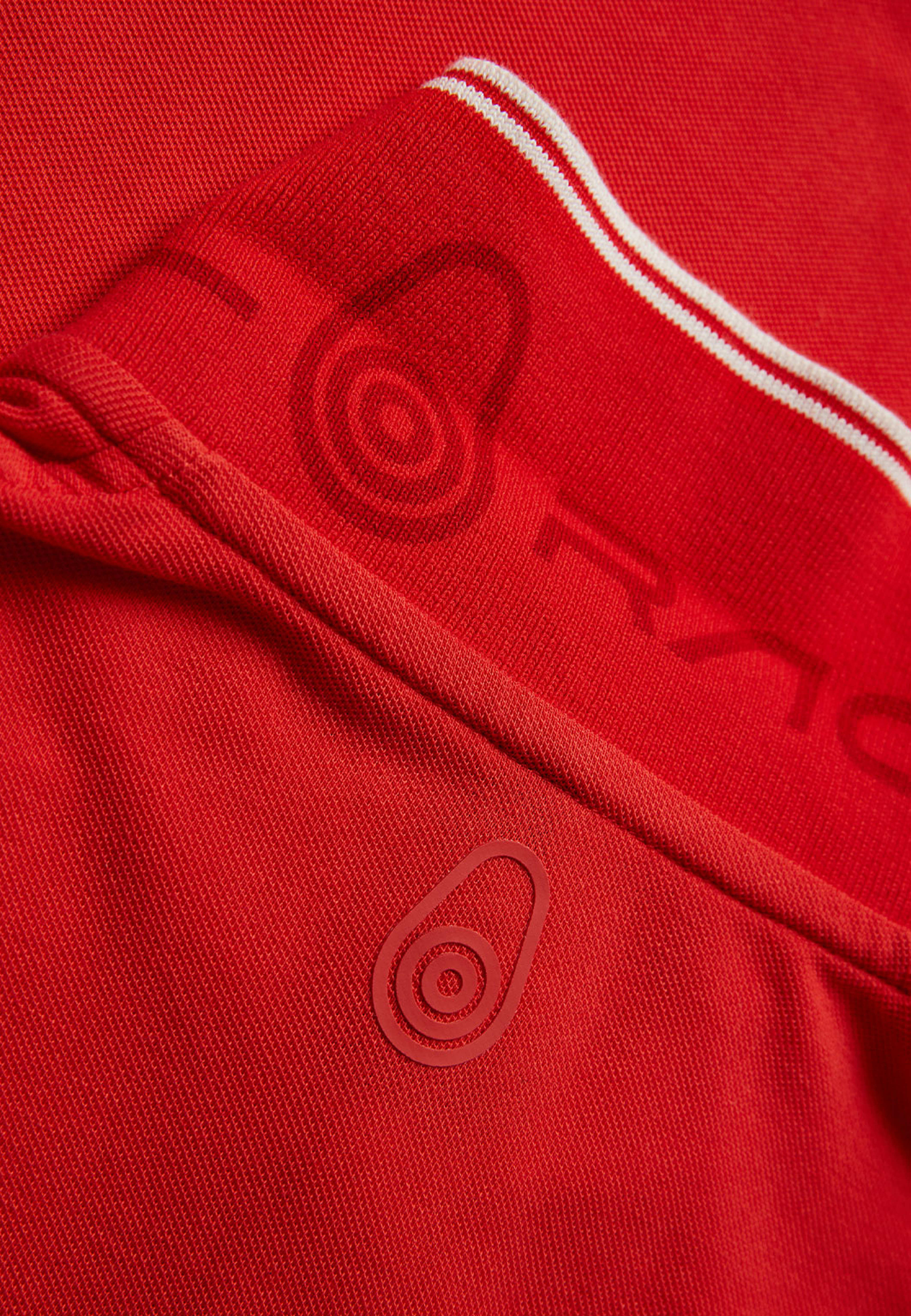 Fleet Polo, från Sail Racing, i färgen Aurora Red. Klicka för att öppna bilden i stort format