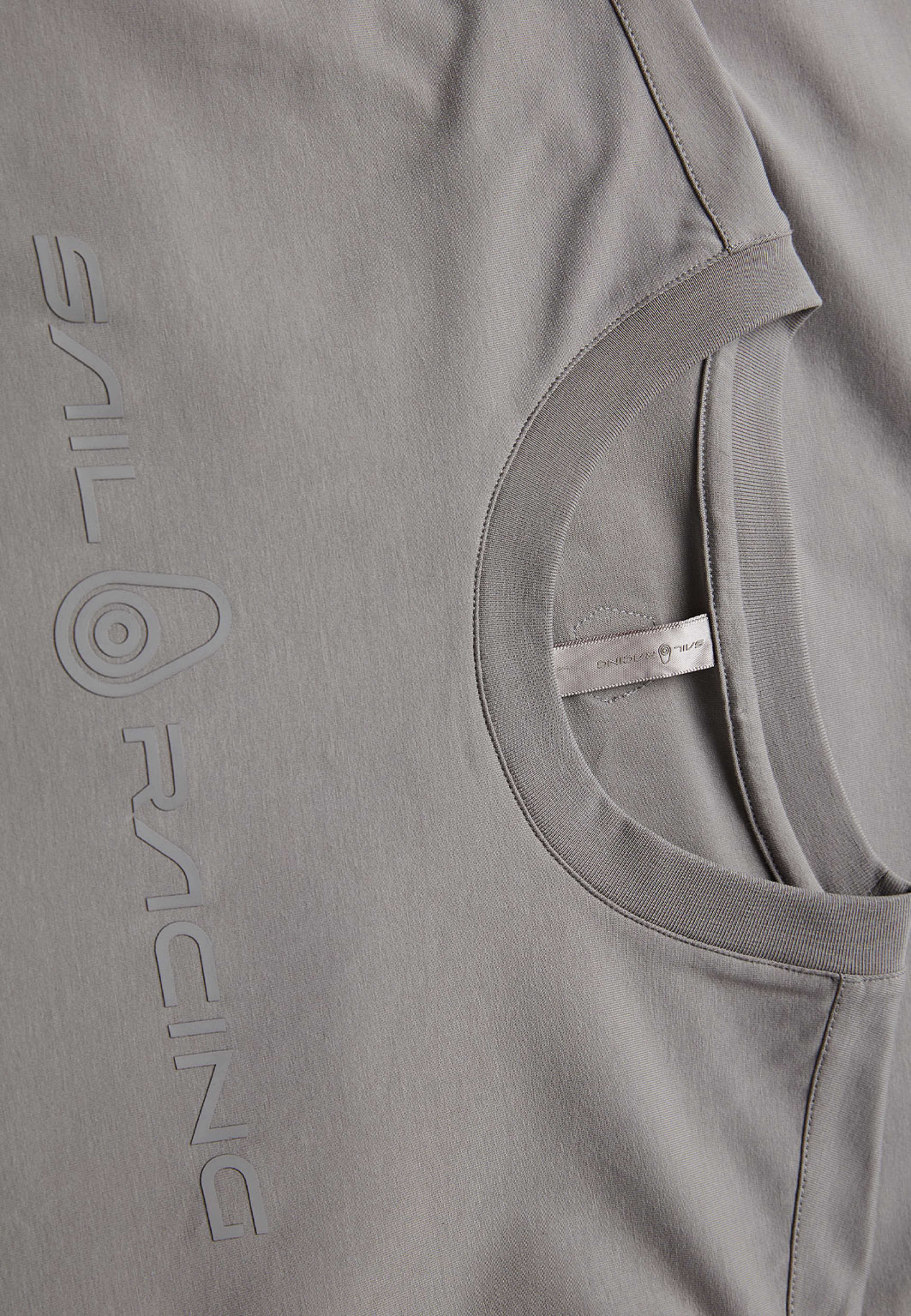 Bowman Monochrome Tee, från Sail Racing, i färgen Oyster. Klicka för att öppna bilden i stort format