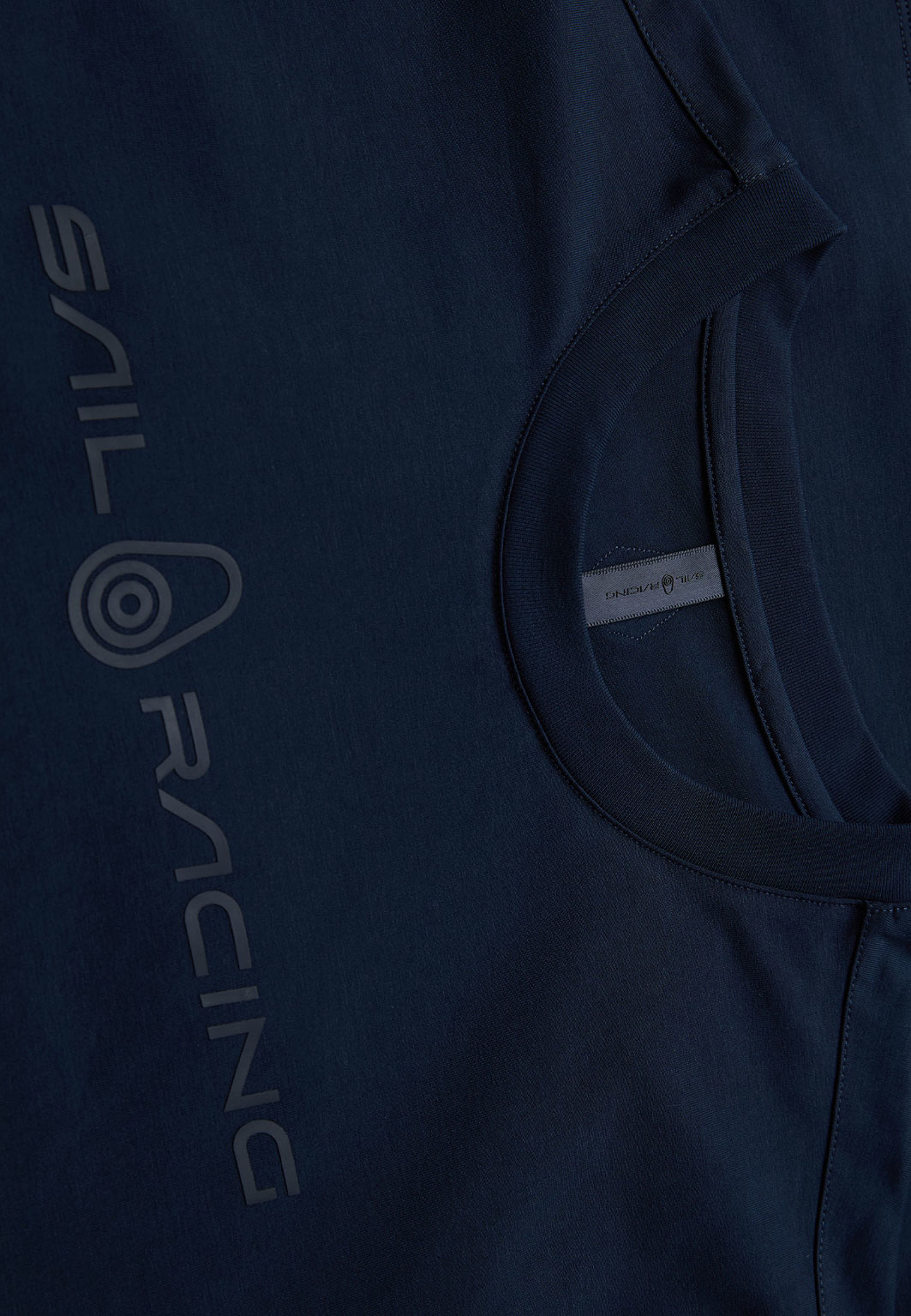 Bowman Monochrome Tee, från Sail Racing, i färgen Dark Navy. Klicka för att öppna bilden i stort format