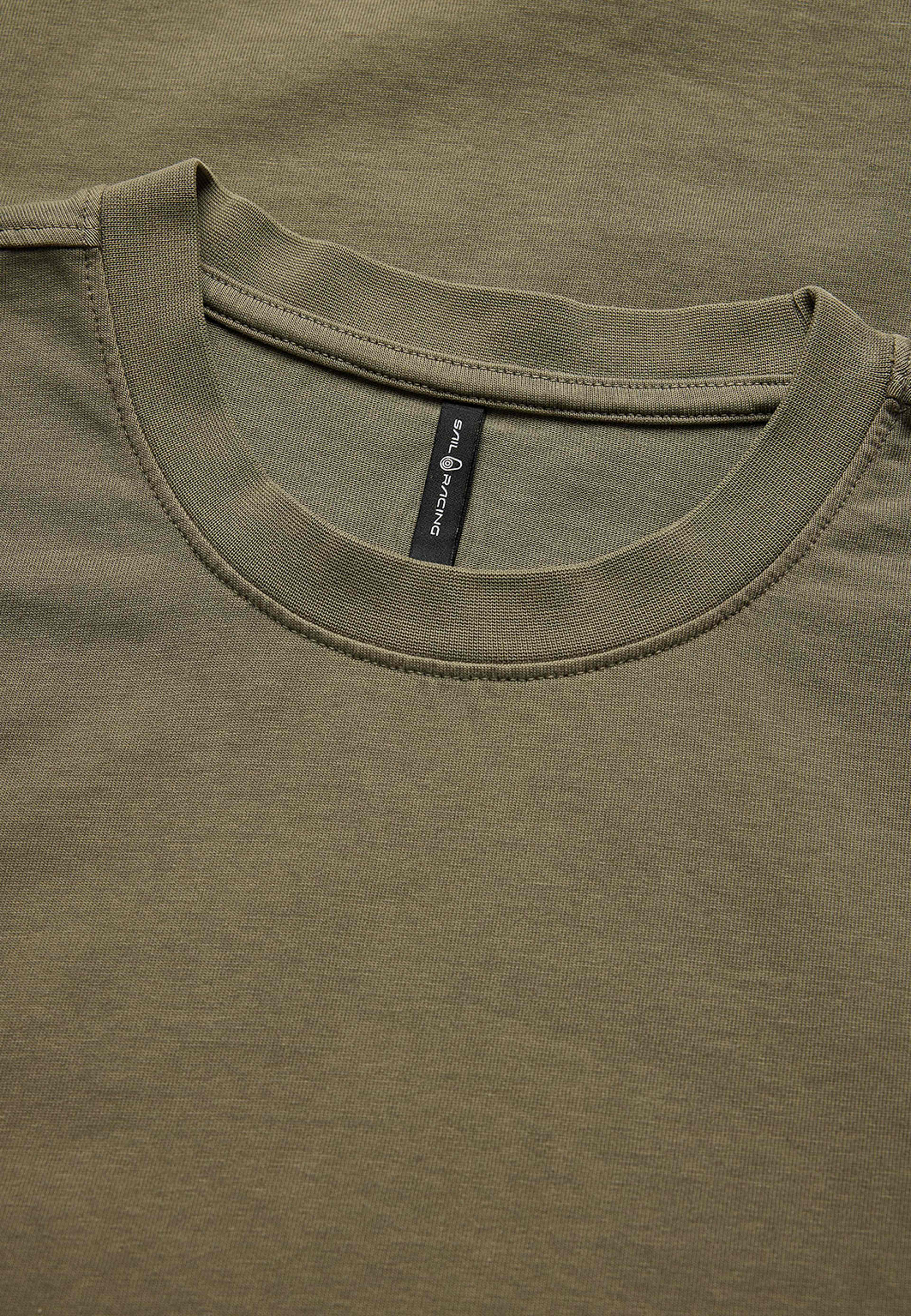 Wind Pigment Tee, från Sail Racing, i färgen Mud Green. Klicka för att öppna bilden i stort format